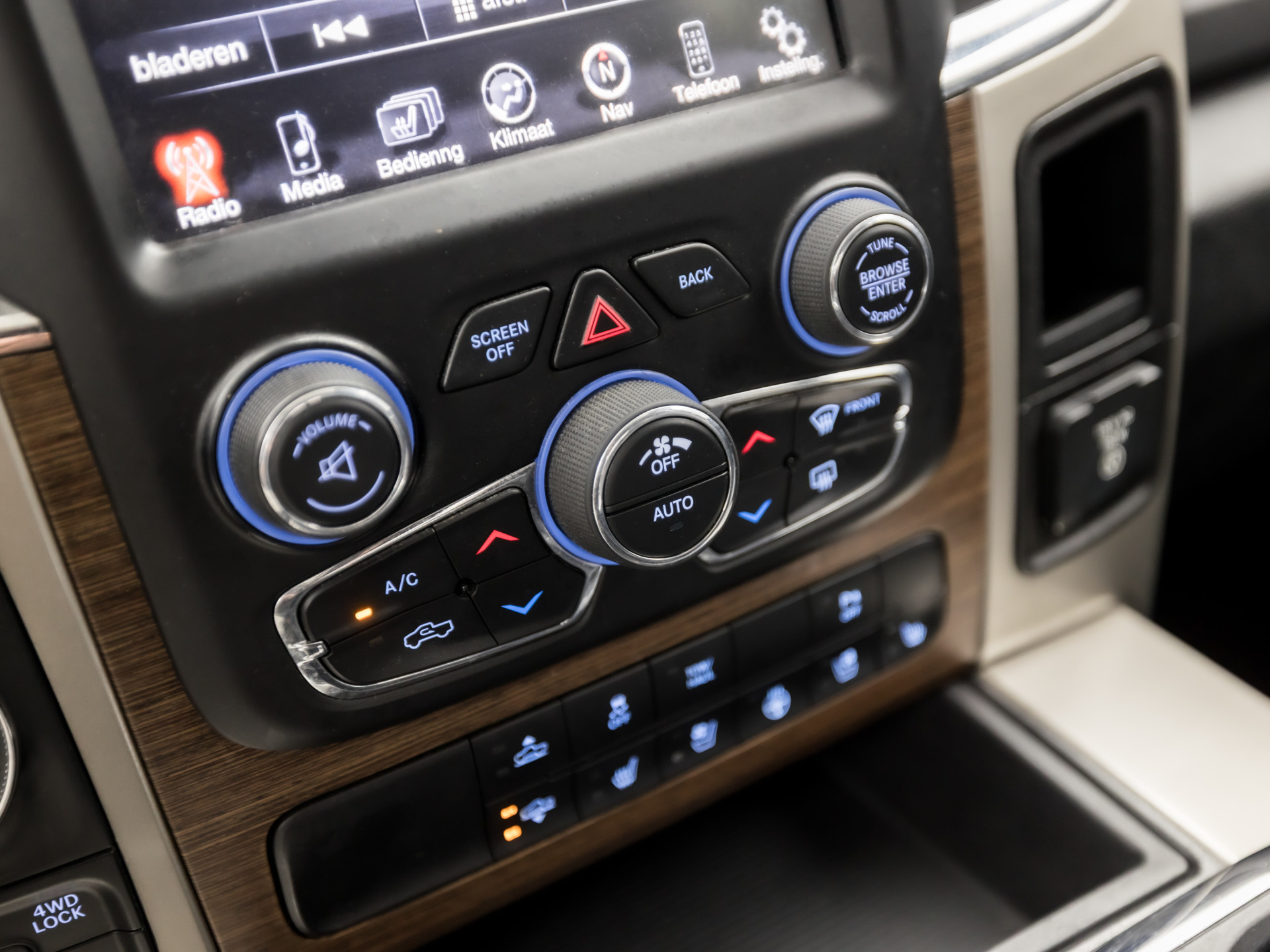 Dodge Ram 5.7 V8 4x4 Quad Cab 6'4 402Pk Automaat (MARGE, SCHUIFDAK, LUCHTVERING, STOELKOELING/VERWARMING, NAVIGATIE, CAMERA, LEDER, MEMORY SEATS, TREEPLANKEN, TREKHAAK, KEYLESS, GETINT GLAS, NIEUWE APK, NIEUWSTAAT)