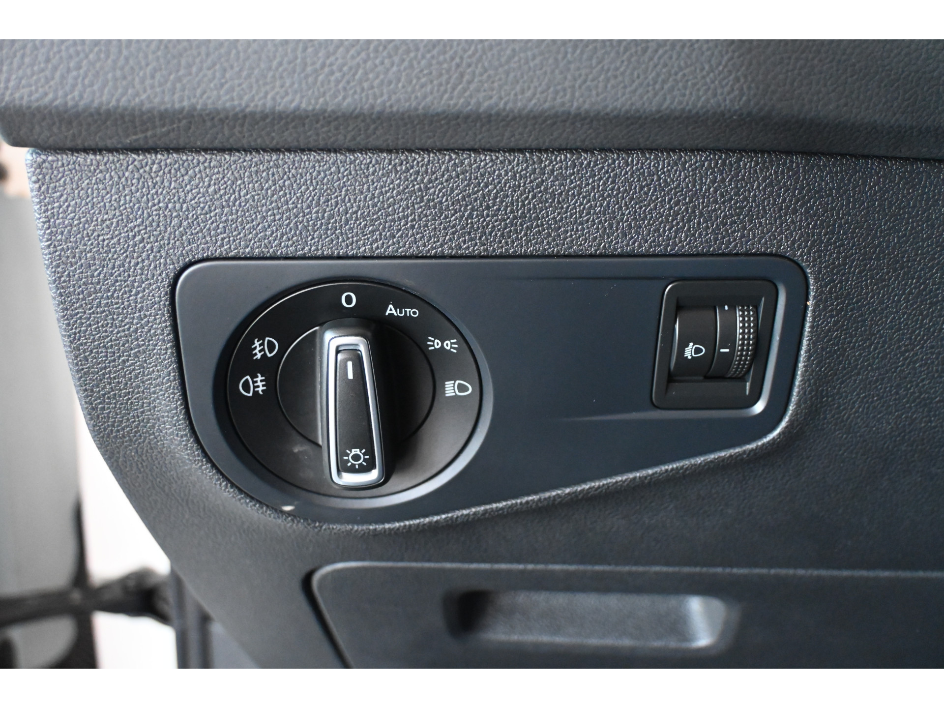 Volkswagen Tiguan 1.4 TSI Highline R-Line Clima Navigatie Carplay 1e Eigenaar Trekhaak Rijklaarprijs! Inruil Mogelijk!
