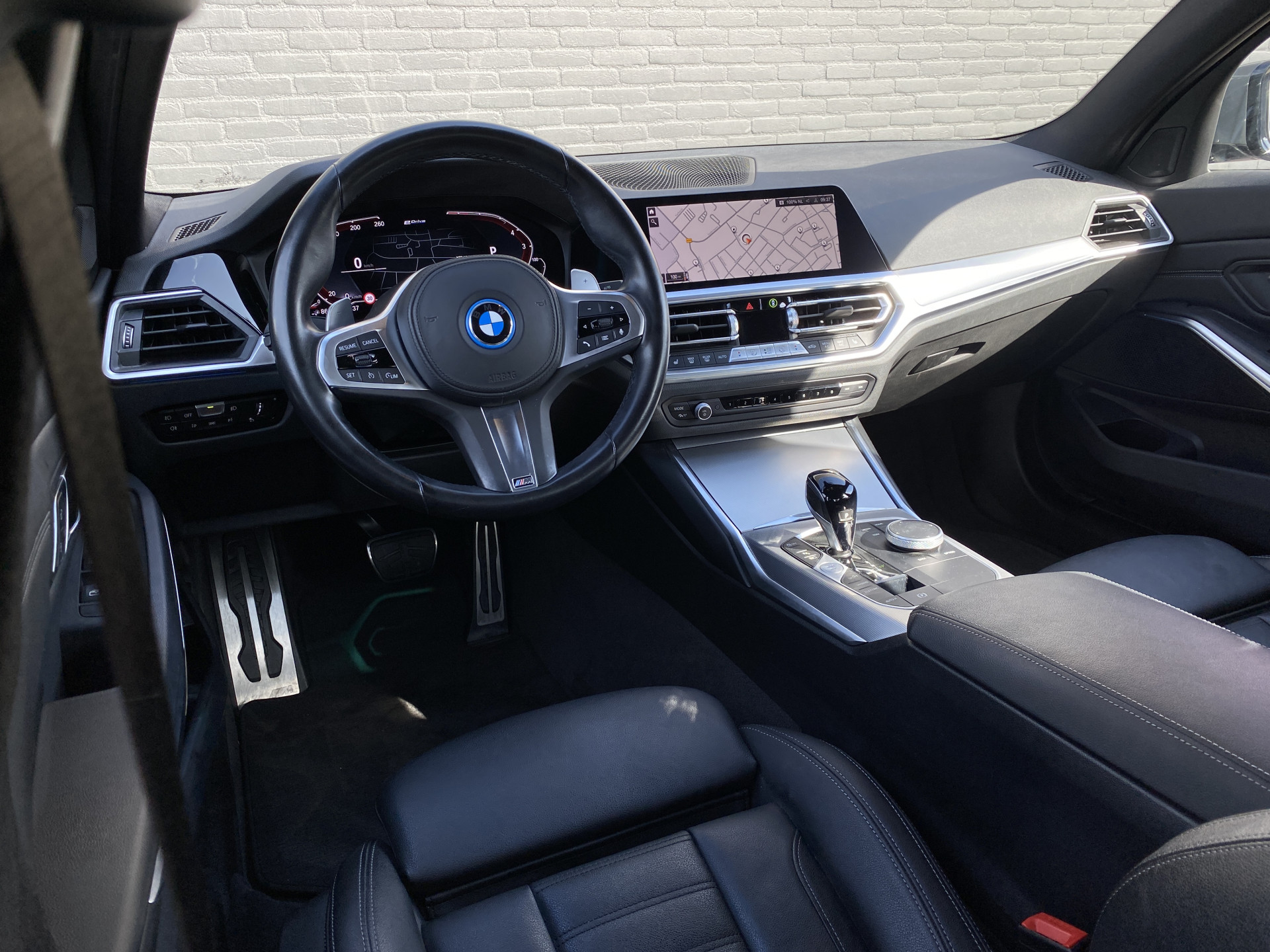 BMW 3-serie 330e High Executive M-Sport | 1e eigenaar | dealer onderh. | schuifdak | leder sportstoelen | camera | BTW auto