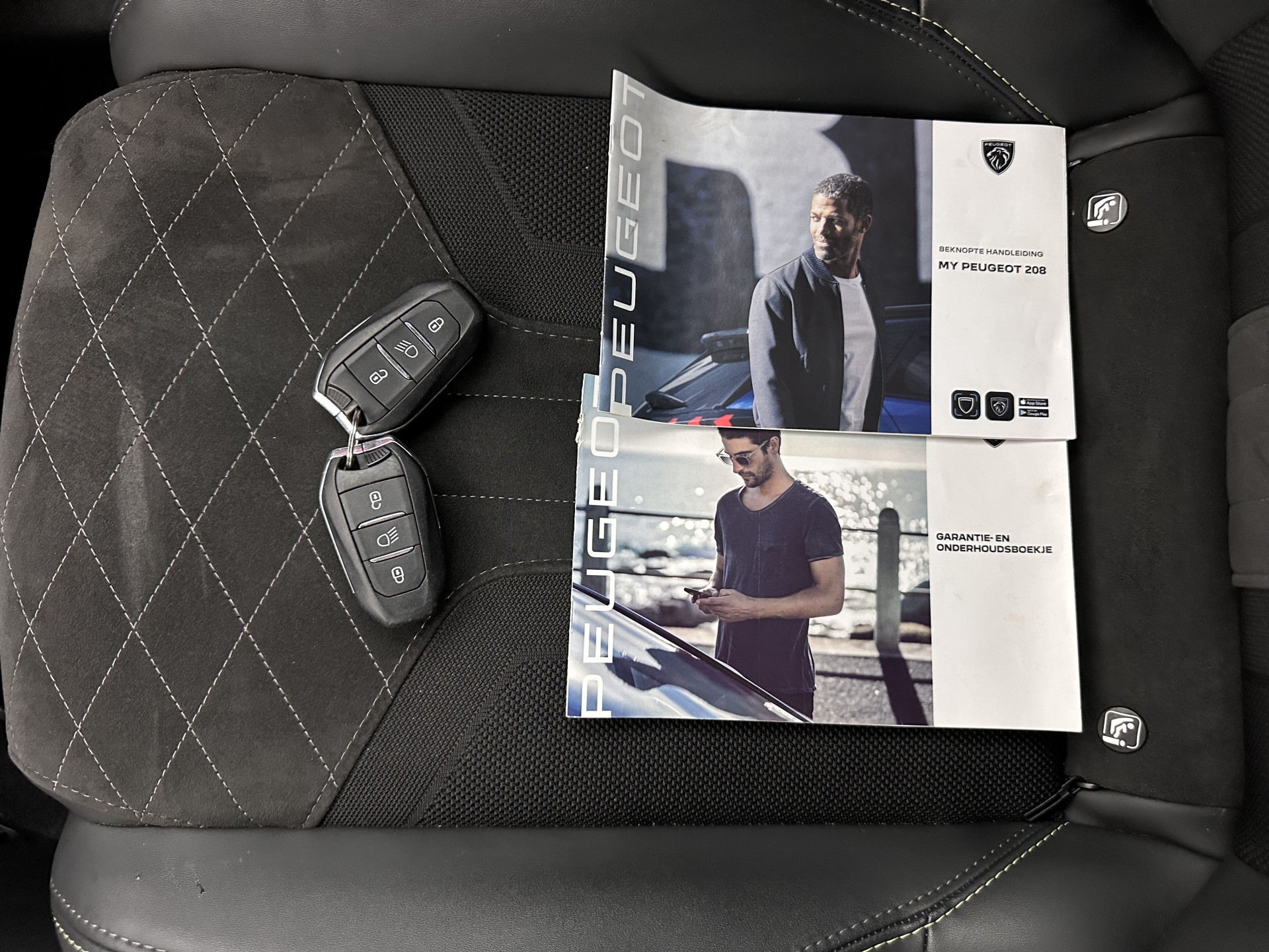 Peugeot e-208 EV GT Pack 50 kWh [ 3-Fase-11kW ] {SOH-88%] (INCL-BTW) *HEATPUMP | FULL-LED | DIGI-COCKPIT | BLINDSPOT | CAMERA | LEATHER-ALCANTARA | AMBIENTLIGHT | NAVI-FULLMAP | LANE-ASSIST | KEYLESS | DAB | CCS-FASTLOADER | HEATED-SPORTSEATS | PRIV