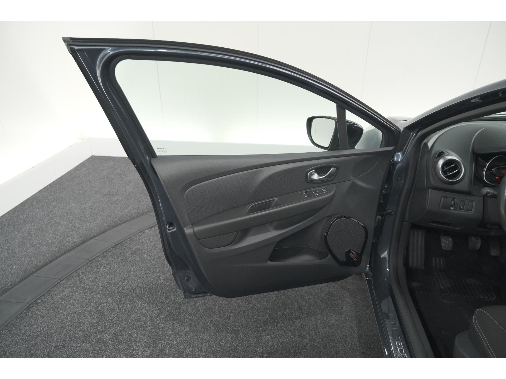 Renault Clio 1.2 Limited | Trekhaak | Navigatie | Parkeersensoren | Climate Control
