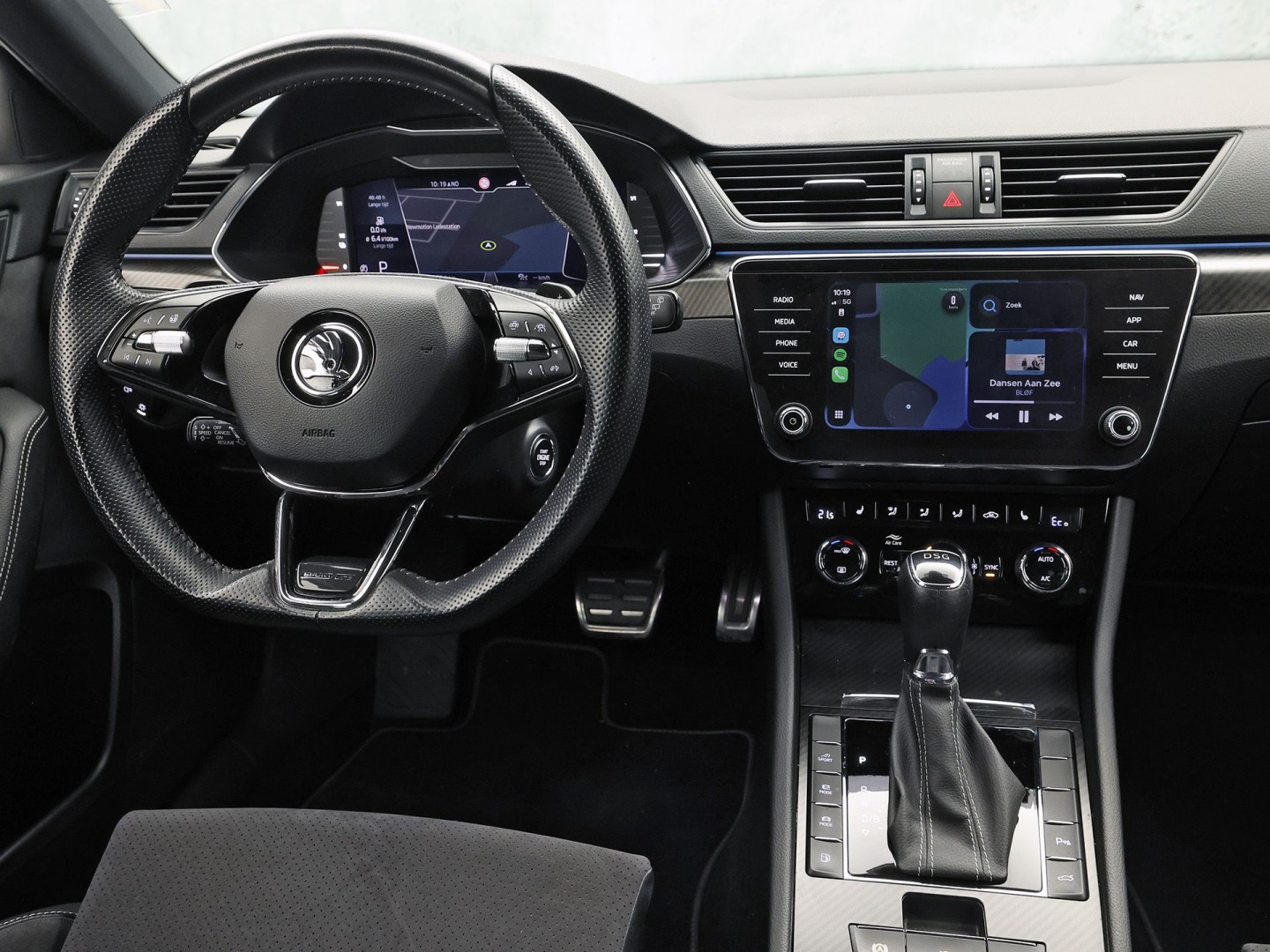 ŠKODA Superb Combi 1.4 TSI iV Sportline 218Pk Automaat (VIRTUAL COCKPIT, SOH 90,5%, APPLE CARPLAY, MEMORY SEATS, STOELVERWARMING ACHTER, GETINT GLAS, ADAPTIVE CRUISE, SFEERVERLICHTING, NIEUWE APK, NIEUWSTAAT)