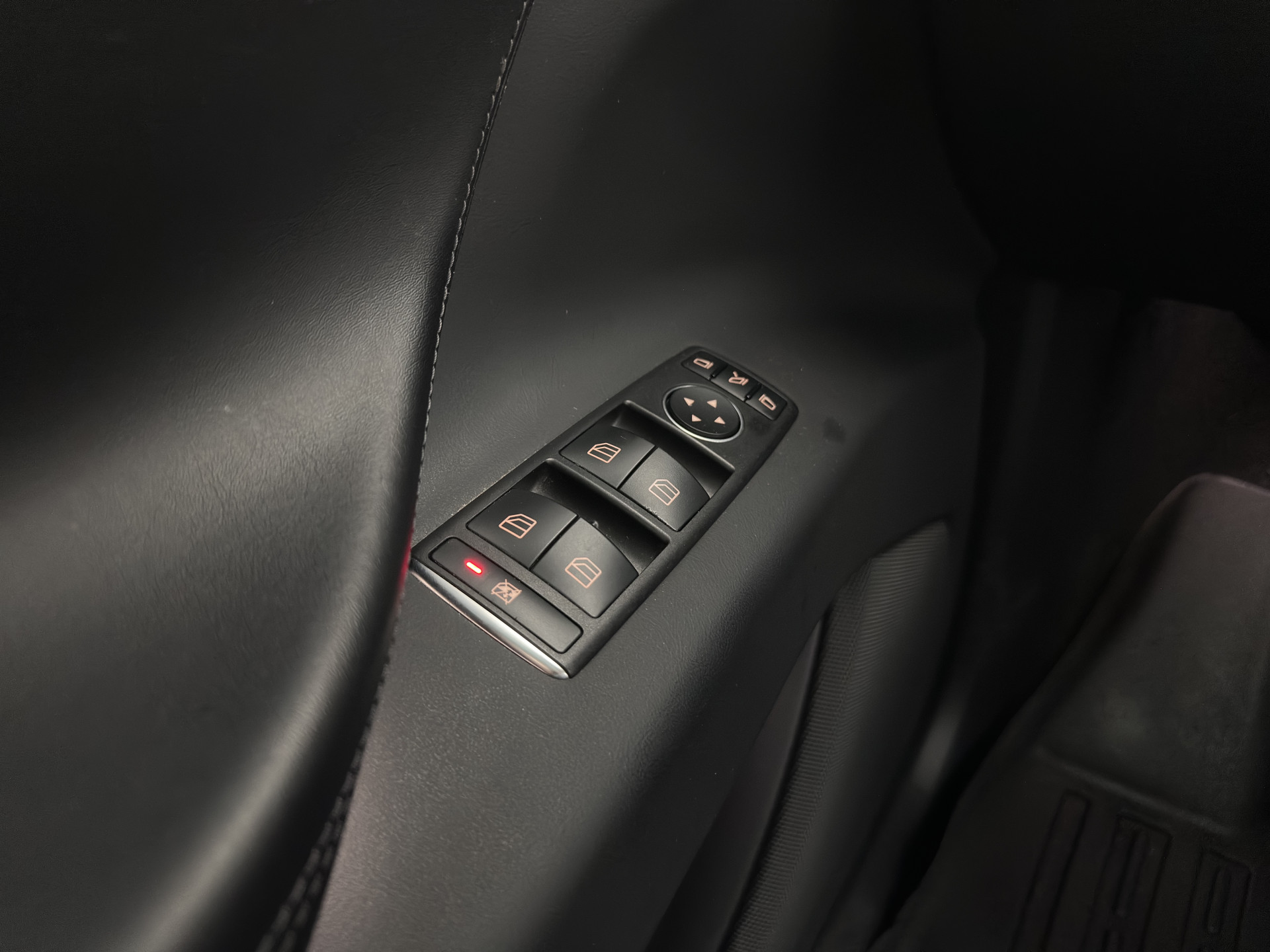 Tesla Model X 100D Black-Line AWD [ 3-Fase ] { SOH-86% } Aut. *PANO-WINDOW | AUTO-PILOT | VEGAN-LEATHER | NAVI-FULLMAP | FULL-LED | AIR-SUSPENSION | DIGI-COCKPIT | KEYLESS | DAB+ | HEATED-SPORTSEATS | PRIVACY-GLASS | TOPVIEW | TOWBAR | 22"ALU*