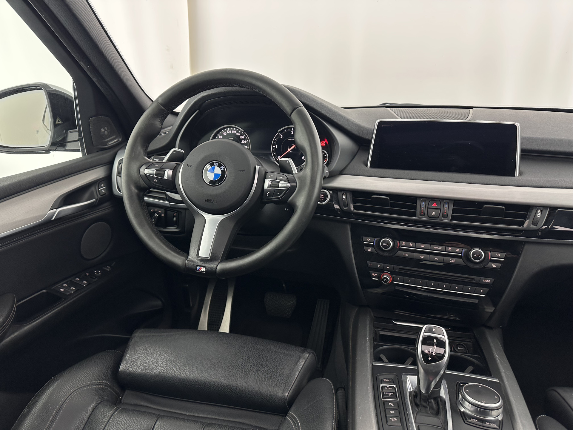 BMW X5 xDrive30d M-Sport High Executive (INCL-BTW) Aut. *PANO | FULL-LED | SOFTCLOSE | LEATHER | TOPVIEW | BLINDSPOT | HARMAN/KARDON | MEMORY-PACK | AMBIENTLIGHT | KEYLESS | DAB+ | HEATED-COMFORTSEATS | TOWBAR | 20"ALU*