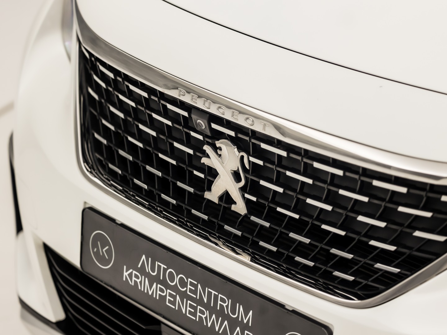Peugeot 3008 1.2 PureTech Allure Sport (APPLE CARPLAY, GROOT NAVI, 360 CAMERA, DRIVE MODE, GETINT GLAS, SPORTSTOELEN, LEDER, TREKHAAK, CRUISE, NIEUWSTAAT)