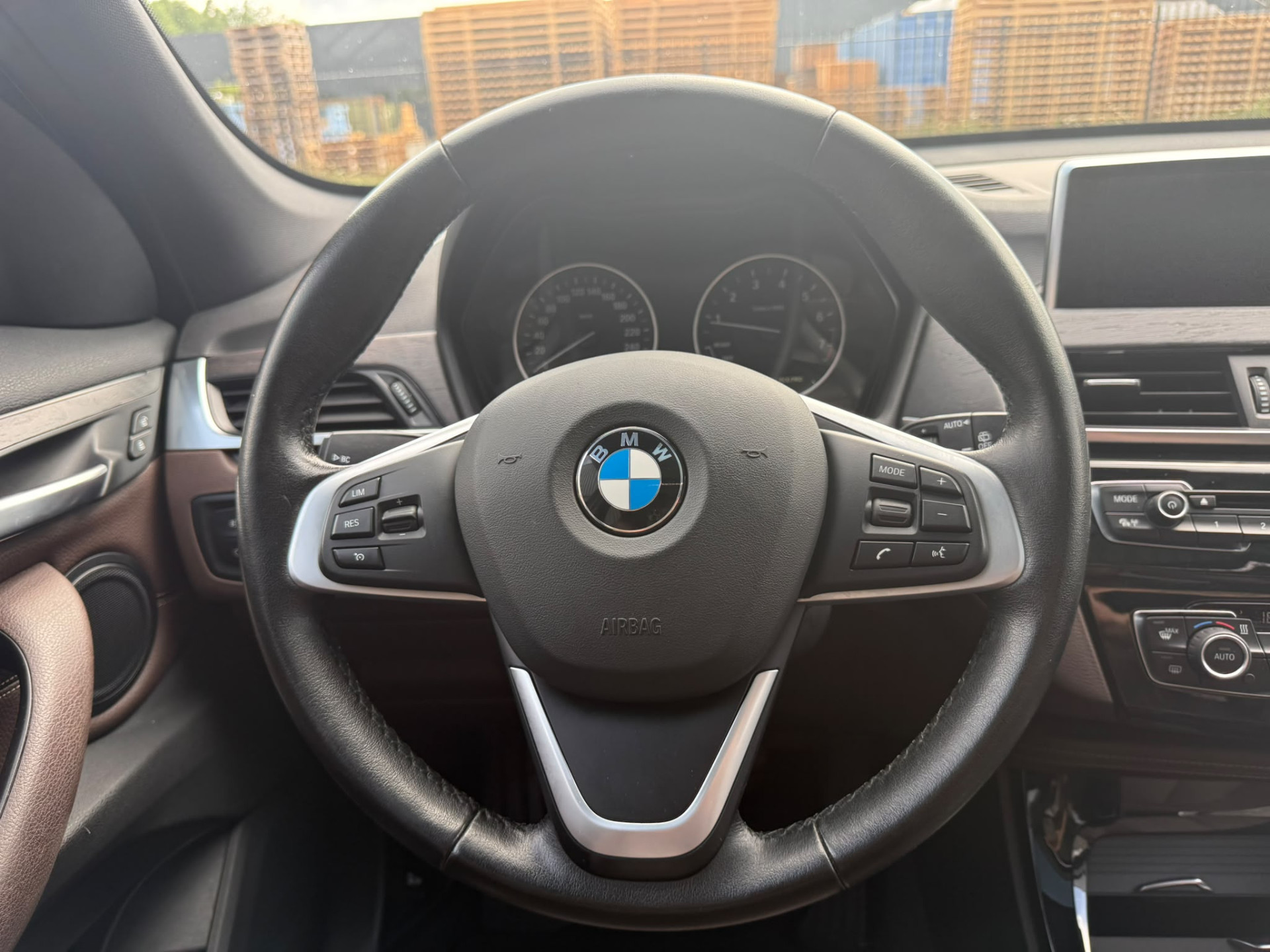 BMW X1 xDrive20i xLine | 3E EIGENAAR | 3/6/12MND GARANTIE| PANO DAK | HEAD UP | LEDER | NAVI |