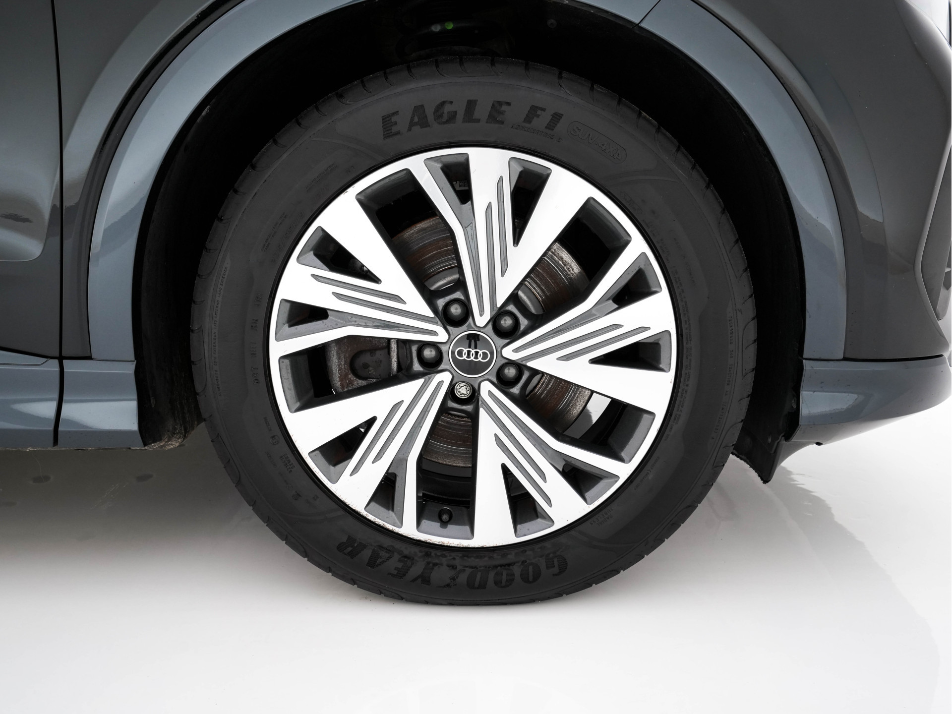 Audi Q4 e-tron 40 Launch edition Advanced Plus 77 kWh (3-Fase-11 kW) {SOH-93%} (INCL-BTW) *HEATPUMP | ADAPT-CRUISE | MATRIX-LED | NAVI-FULLMAP | KEYLESS | CAMERA | DIGI-COCKPIT | DAB | AMBIENT-LIGHT | HEATED-SPORTSEATS | SHIFT-PADDLES | PRIVACY-GLASS | 19