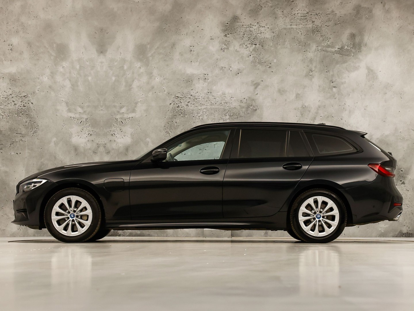 BMW 3-serie Touring 330e Sport 292Pk Automaat (APPLE CARPLAY, SOH 90,2%, GROOT NAVI, COGNAC LEDER, CAMERA, STOELVERWARMING, SFEERVERLICHTING, ELEK ACHTERKLEP, GETINT GLAS, NIEUWSTAAT)