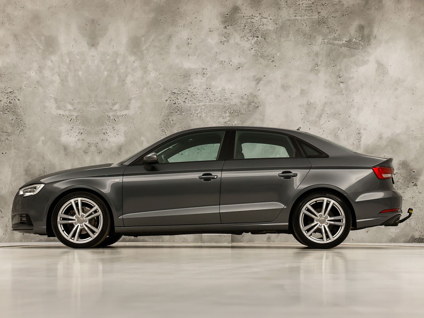 Audi A3 Limousine 1.4 TFSI S-Line Sport 150Pk (2X S-LINE, GROOT NAVI, BANG&OLUFSEN, KEYLESS, AFGEVLAKT STUUR, STOELVERWARMING, PARKEERSENSOREN, SPORTSTOELEN, LM VELGEN, NIEUWE APK)
