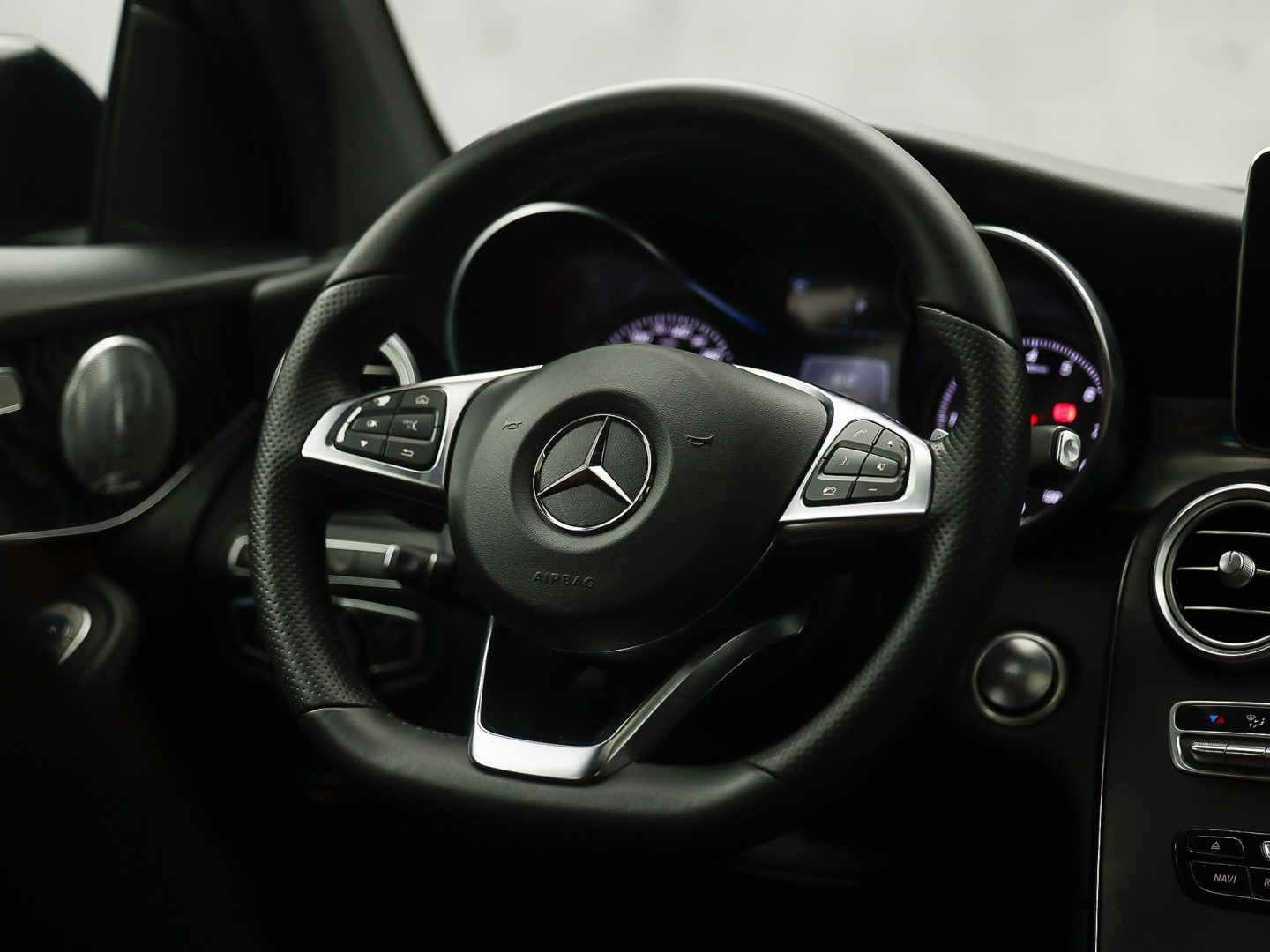 Mercedes-Benz GLC 250 4MATIC Edition 1 AMG Sport 211Pk Automaat (SCHUIFDAK, LUCHTVERING, GROOT NAVI, HEAD-UP DISPLAY, MEMORY SEATS, 360 CAMERA, BURMESTER, STOELVERWARMING ACHTER, TREKHAAK WEGKLAPBAAR, NIEUWSTAAT)