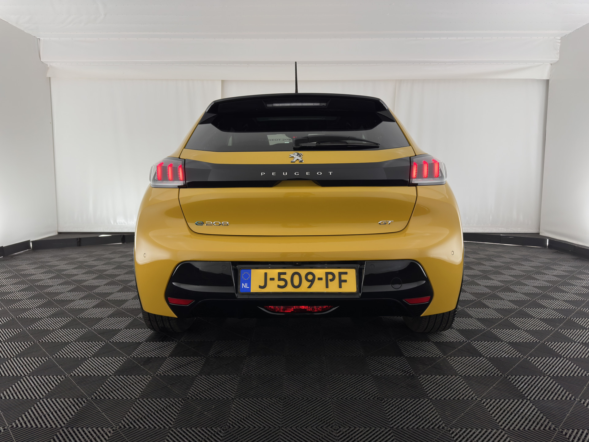 Peugeot e-208 EV GT 350 50 kWh [ 3-Fase ] {SOH-100%} (INCL-BTW) *PANO | FULL-LED | DIGI-COCKPIT | BLINDSPOT | CAMERA | LEATHER-ALCANTARA | AMBIENT-LIGHT | NAVI-FULLMAP | LANE-ASSIST | KEYLESS | DAB | CCS-FASTLOADER | HEATED-SPORTSEATS | 17"ALU*