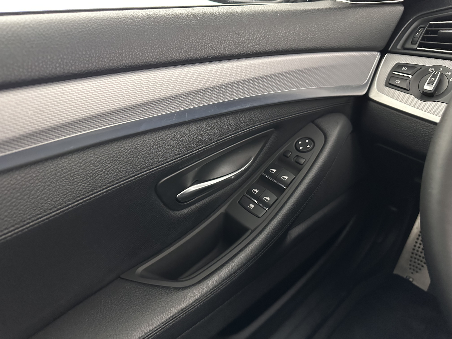 BMW 5-serie 520i M-Sportpack High Executive Aut. *PANO | LEATHER | XENON | HARMAN/KARDON | HEATED-SPORTSEATS | NAVI-FULLMAP | PRIVACY-GLASS | SHIFTPADDLES | ECC | PDC | CRUISE | 18''ALU*