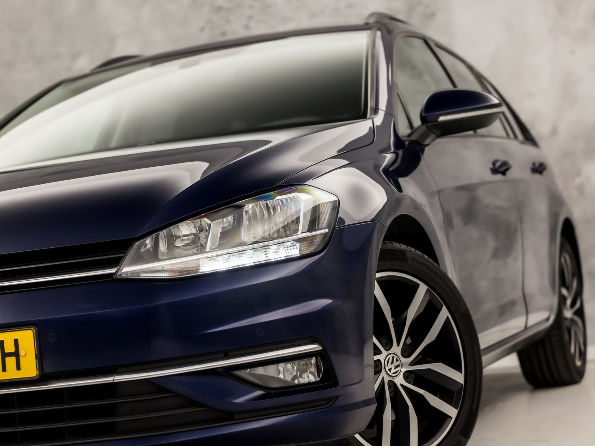 Volkswagen Golf Variant 1.0 TSI Sportline 116Pk Automaat (GROOT NAVI, APPLE CARPLAY, CLIMATE, ADAPTIVE CRUISE, PARKEERSENSOREN, LM VELGEN, NIEUWE APK, NIEUWSTAAT)