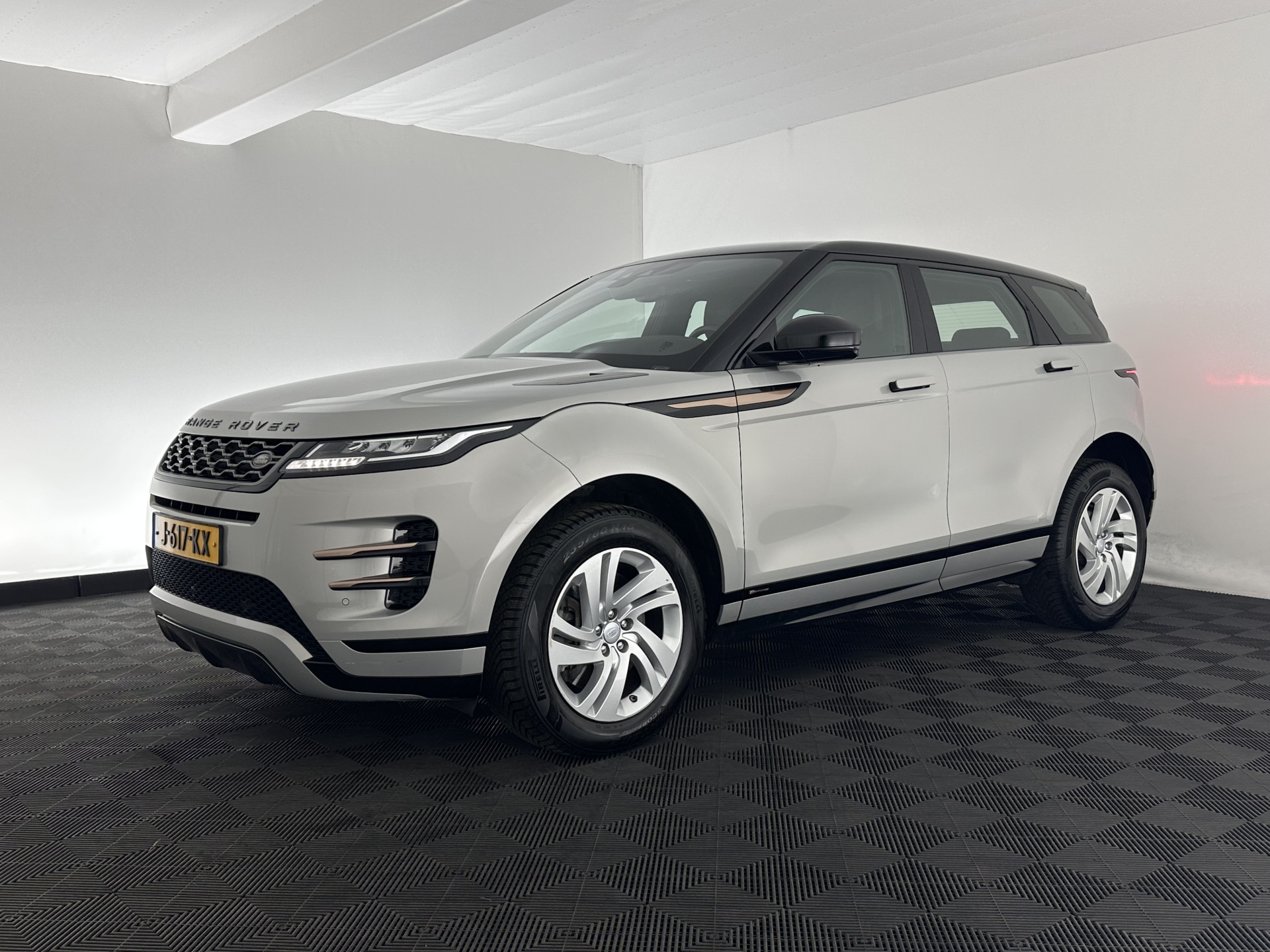 Land Rover Range Rover Evoque 2.0 D180 AWD SE (INCL-BTW) Aut. *LEATHER | FULL-LED | HEATED-COMFORTSEATS | NAVI-FULLMAP | SHIFTPADDLES | CAMERA | ECC | CARPLAY | PDC | CRUISE | 18''ALU*