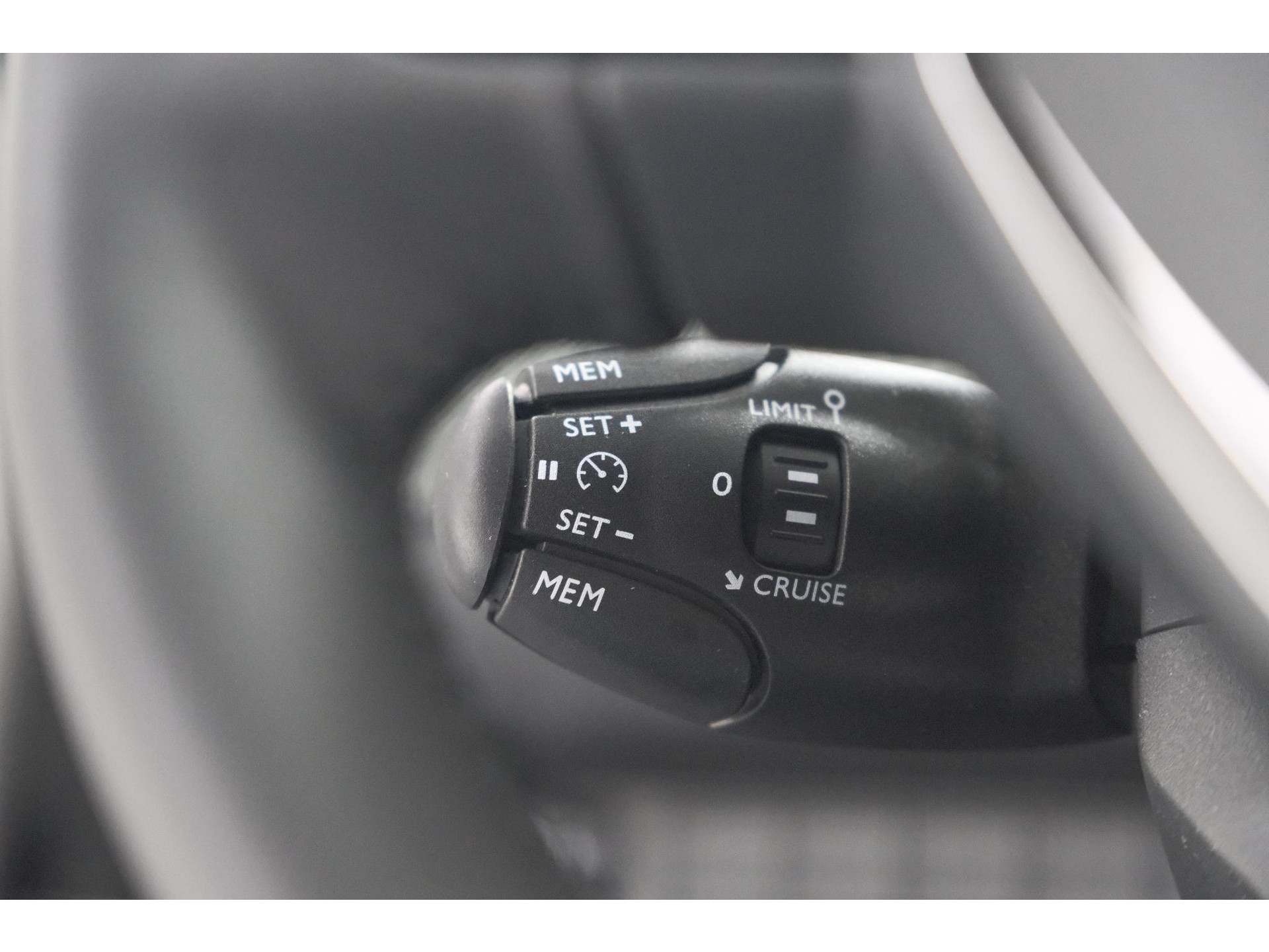 Peugeot 208 Hybrid 110 e-DCS6 Allure | Stoelverwarming | Apple Carplay | Parkeersensoren