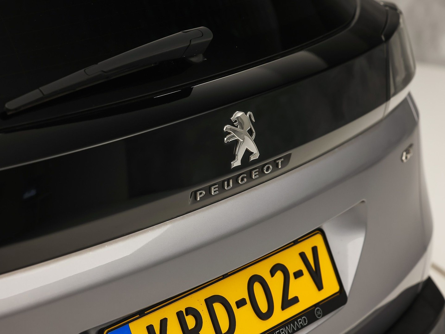 Peugeot 3008 1.2 PureTech GT Line (PANORAMADAK, APPLE CARPLAY, GROOT NAVI, LEDER, STOELVERWARMING, SPORTSTOELEN, GETINT GLAS, KEYLESS, NIEUWSTAAT)