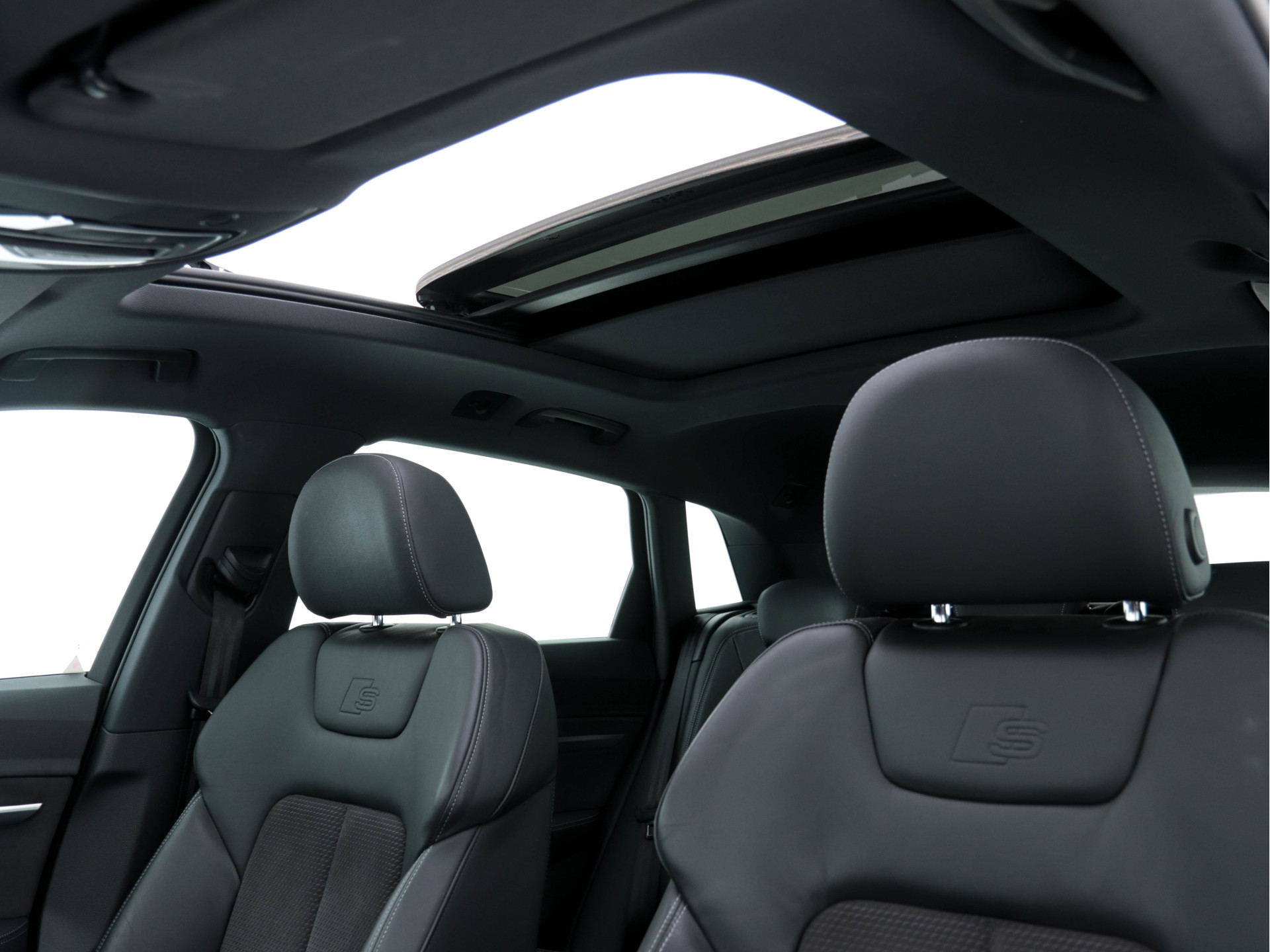 Audi e-tron 55 Quattro S-line 95 kWh [ 3-Fase ] (INCL-BTW) *PANO | FULL-LED | NAVI-FULLMAP | KEYLESS | LEATHER-ALCANTARA | AIR-SUSPENSION | CRUISE | DIGI-COCKPIT | MEMORY-PACK | SHIFT-PADDLES | HEATED-SPORTSEATS | 20"ALU*