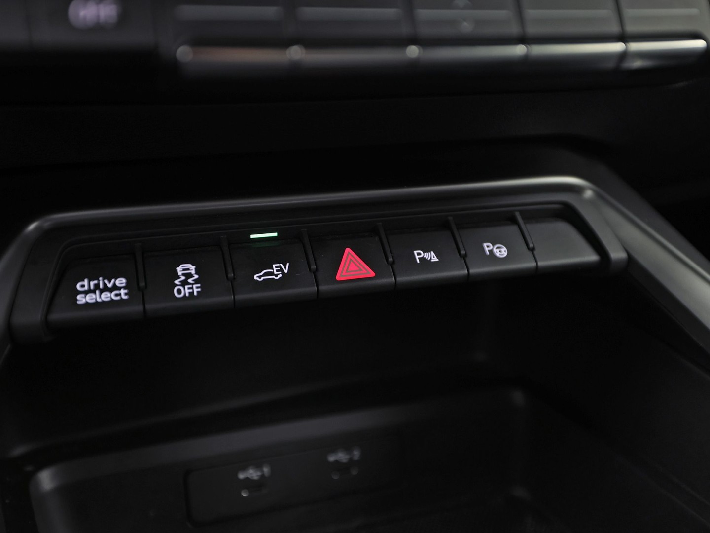 Audi A3 Sportback 40 TFSI e Sport 204Pk Automaat (APPLE CARPLAY, GROOT NAVI, LEDER, STOELVERWARMING, SPORTSTOELEN, ADAPTIVE CRUISE, GETINT GLAS, NIEUWSTAAT)