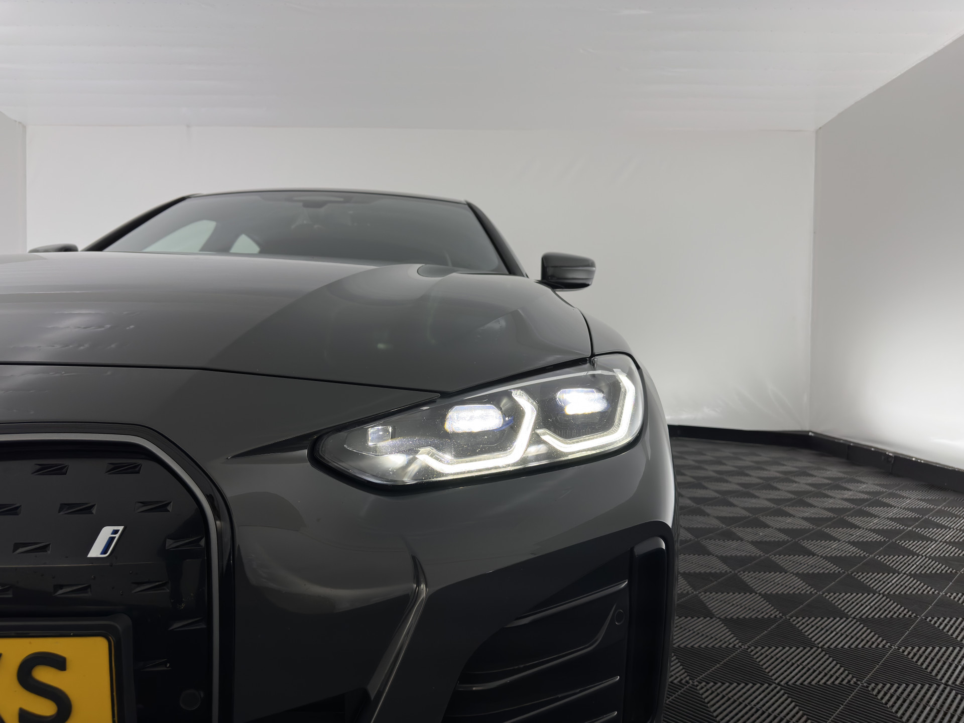 BMW i4 eDrive40 M-Sport High Executive 84 kWh (3-Fase) [SOH-97%] (INCL-BTW)  Aut *FULL-LEATHER | HEAD UP | FULL-LED | HARMAN/KARDON-AUDIO | ADAPTIVE-CRUISE |  ADAPTIVE-CRUISE | WIDESCREEN-COCKPIT | DAB+ | TOPVIEW | AMBIENT-LIGHT | CARPLAY | HEATED-SPORTSE