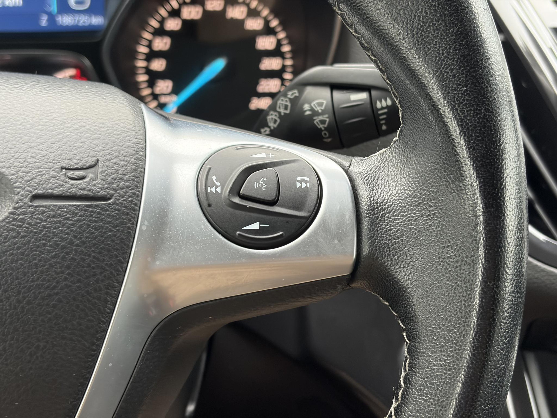 Ford Kuga 1.5 Titanium Plus 4WD ✓2e Eigenaar✓Camera✓183pk✓Trekhaak✓Leder✓Stoelverw✓Navi✓Clima✓Cruise✓Pdc V+A✓Elekt Stoelen✓Dodehoeksensor✓Net beurt gehad✓19''Lm velgen✓N.A.P✓Apk tot 08-2027