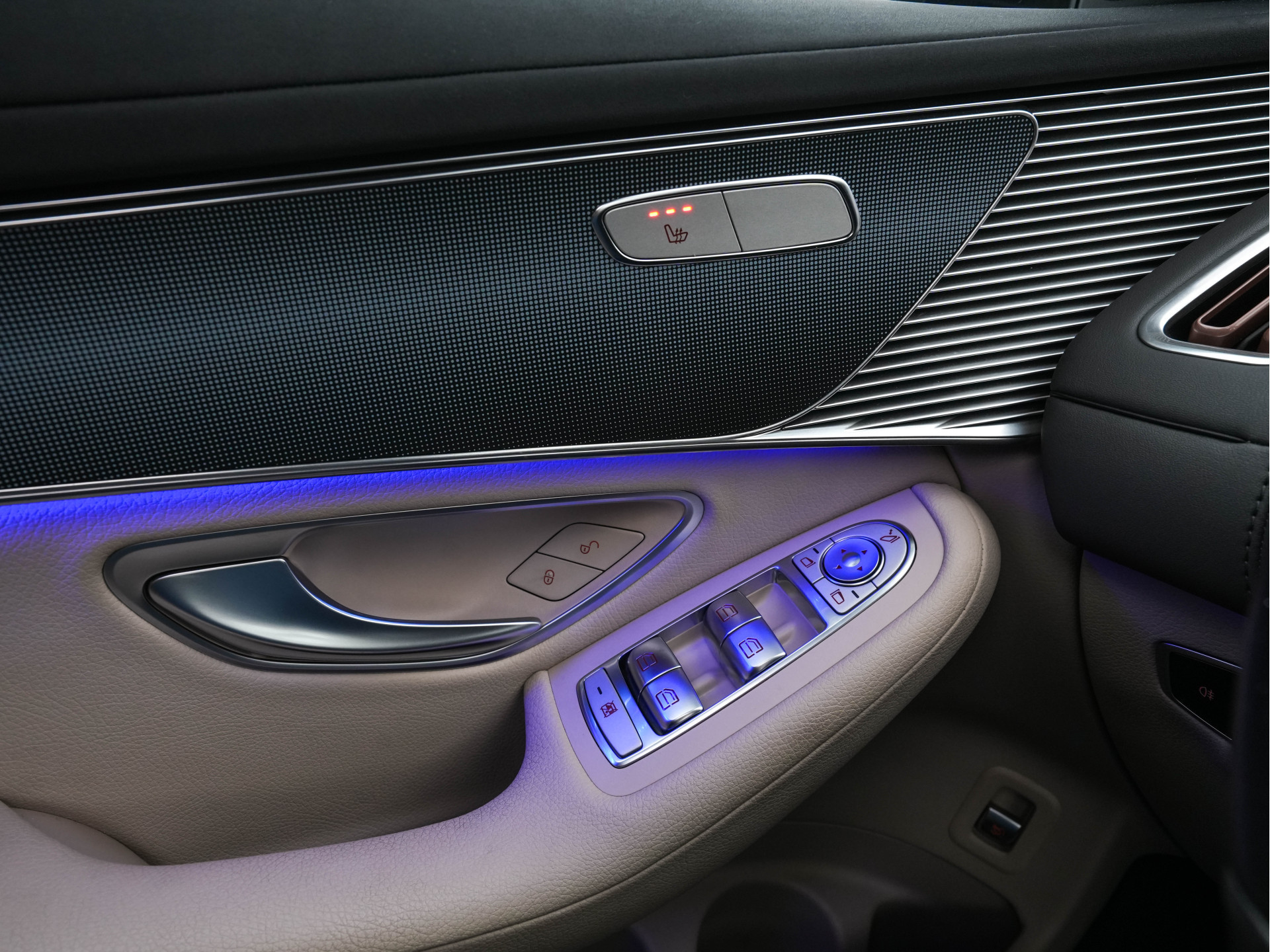 Mercedes-Benz EQC 400 4MATIC Business Solution 80 kWh {SOH-93%} (INCL-BTW) Aut *PANO | LEATHER | DIGI-WIDESCREEN | MEMORY-PACK | TOPVIEW | KEYLESS | HEATED-SPORTSEATS | DAB+ | PRIVACY-GLASS | TOWBAR | AMBIENTLIGHT | SHIFTPADDLES | 19' ALU*