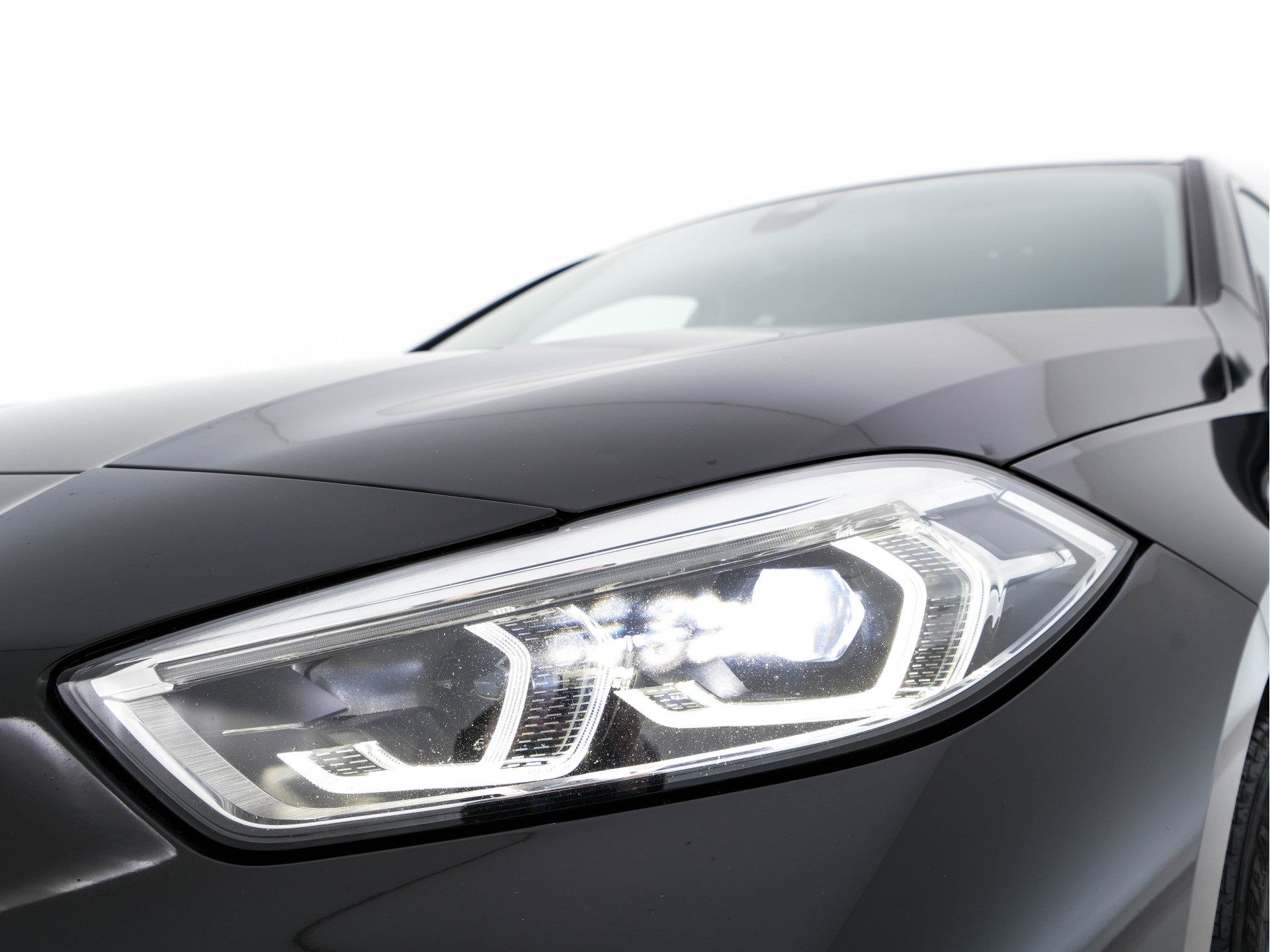 BMW 1-serie 116d Executive Edition Sport-Line (INCL-BTW) *DIGI-COCKPIT | FULL-LED | NAVI-FULLMAP | LEATHER-MICROFIBRE | AMBIENT-LIGHT | CARPLAY | CRUISE | KEYLESS | HEATED-SPORTSEATS | PRIVACY-GLASS | DAB | ECC | PDC | 17"ALU*