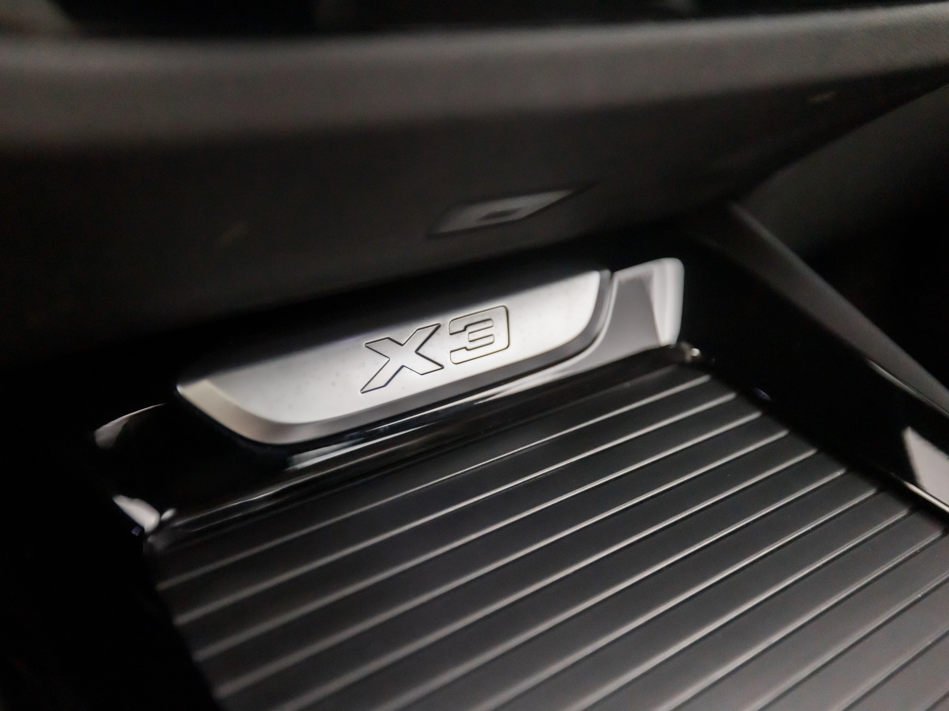 BMW X3 xDrive20i M Sport High Executive (PANORAMADAK, M PAKKET, GROOT NAVI, BRUIN LEDER, STOELVERWARMING, SPORTSTOELEN, CAMERA, ELEK ACHTERKLEP, SFEERVERLICHTING, NIEUWSTAAT)