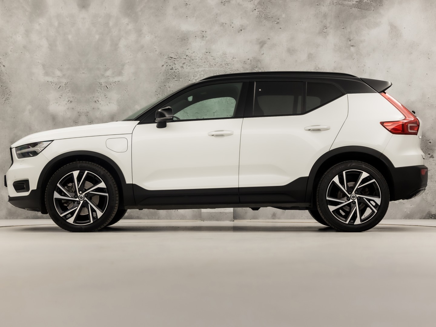 Volvo XC40 1.5 T5 Recharge Inscription Sport 252Pk Automaat (PANORAMADAK, APPLE CARPLAY, MEMORY SEAT, LEDER, 360 CAMERA, SPORTSTOELEN, STUUR/STOELVERWARMING, GETINT GLAS, ELEK ACHTERKLEP, NIEUWE APK, NIEUWSTAAT)