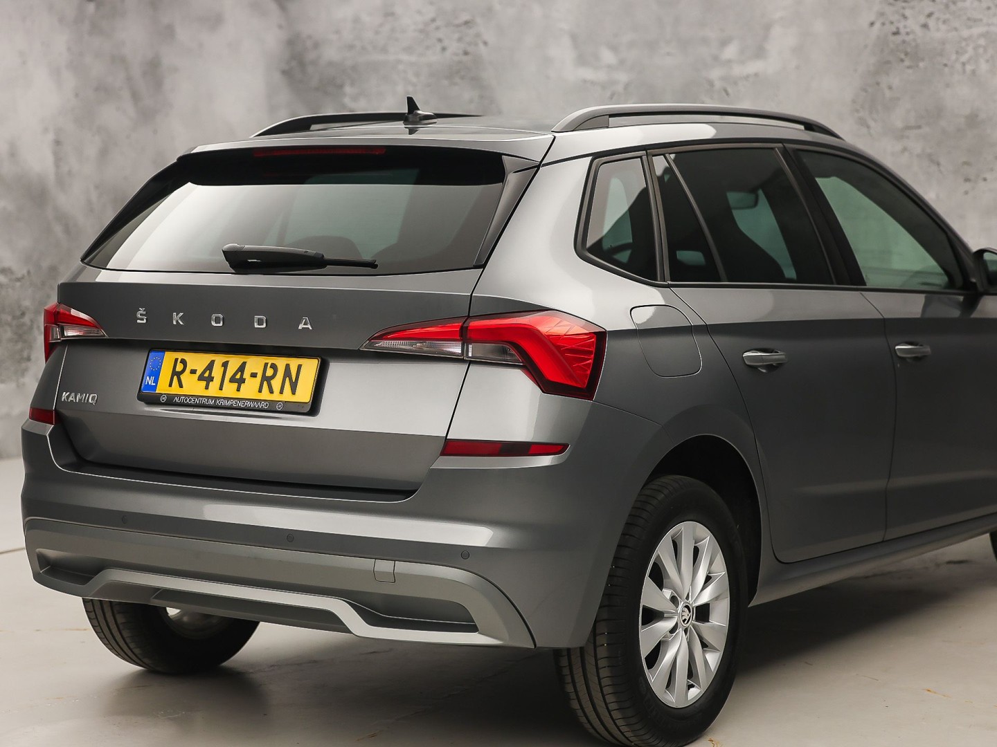 Škoda Kamiq 1.0 TSI Sport Automaat (KUIPSTOELEN, VIRTUAL COCKPIT, APPLE CARPLAY, GROOT NAVI, STOELVERWARMING, ADAPTIVE CRUISE, GETINT GLAS, ZWART HEMEL, NIEUWSTAAT)