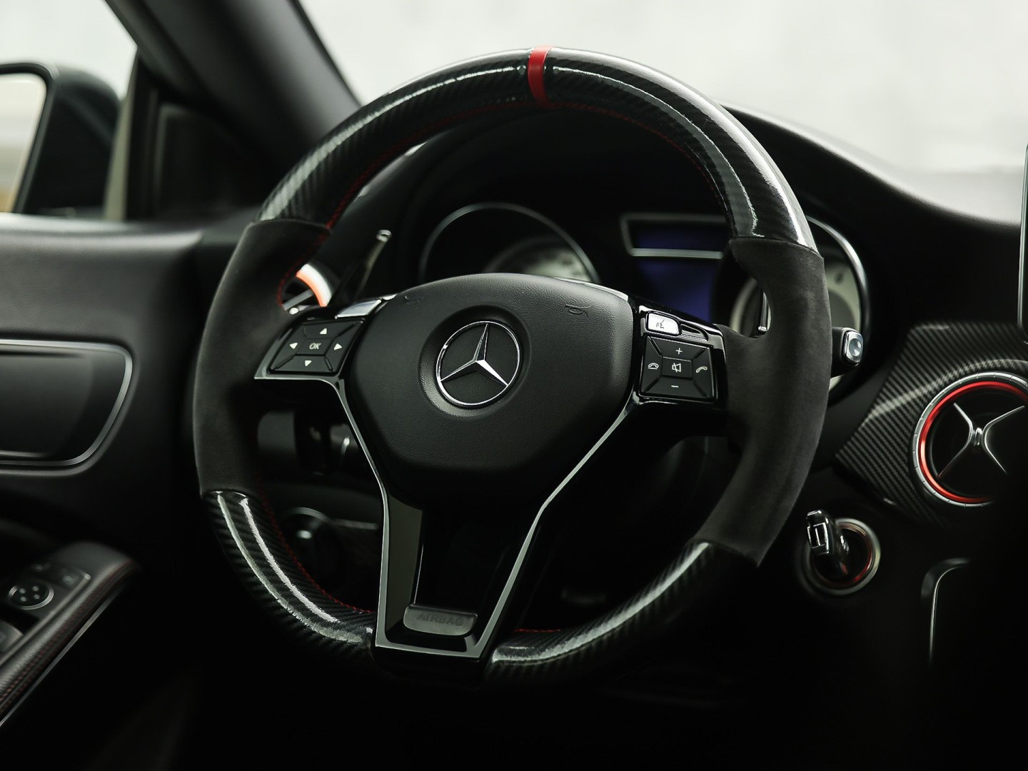 Mercedes-Benz CLA-Klasse 250 AMG Sport 211Pk Automaat (PANORAMADAK, STERRENHEMEL, NAVIGATIE, RODE GORDELS, LEDER/ALCANTARA, STOELVERWARMING, SPORTSTOELEN, GETINT GLAS, CRUISE, NIEUWSTAAT)