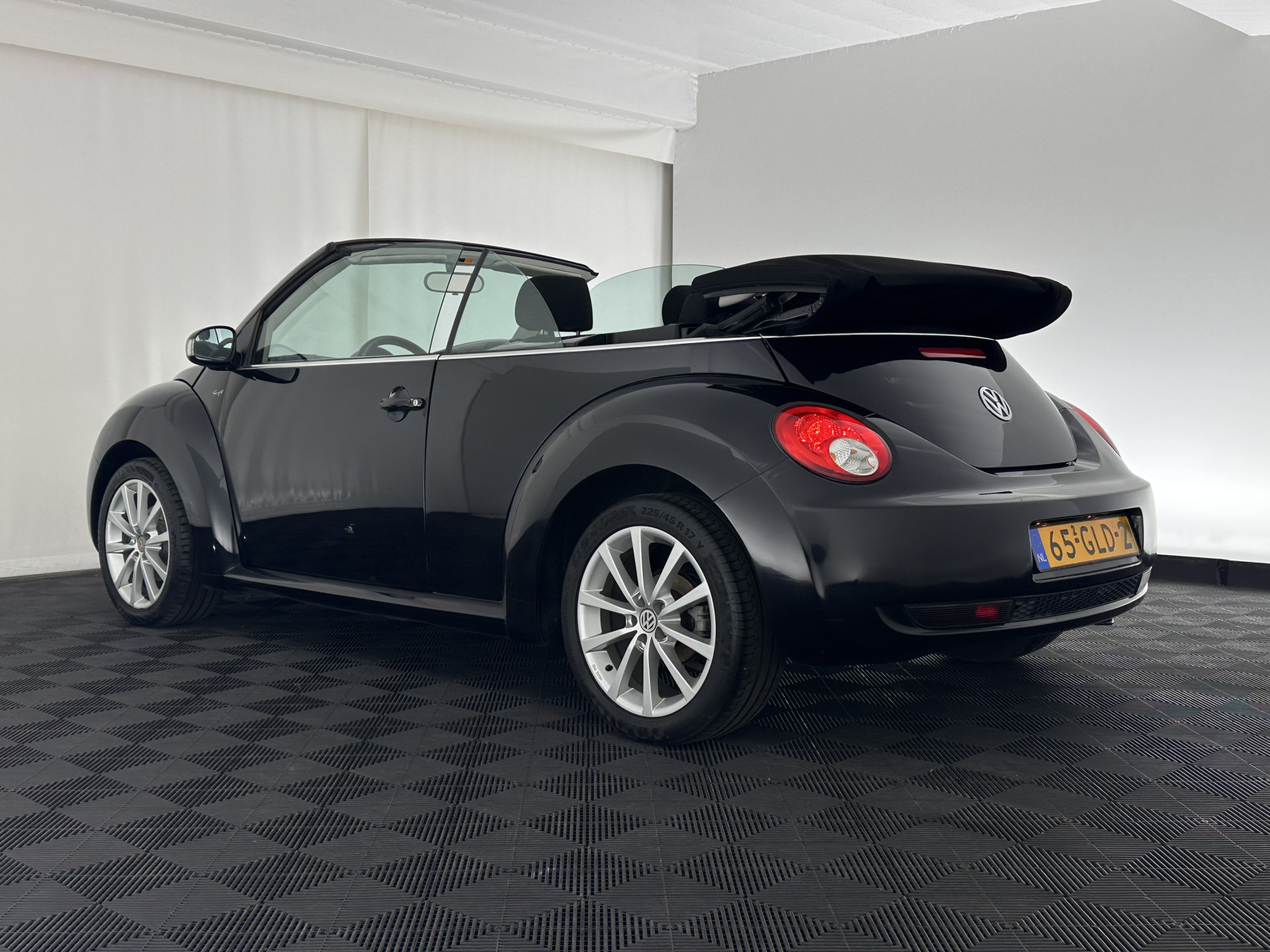 Volkswagen New Beetle Cabriolet 1.6 Highline *AIRCO | CRUISE | COMFORTSEATS | RADIO-CD/MP3 | 17''ALU*