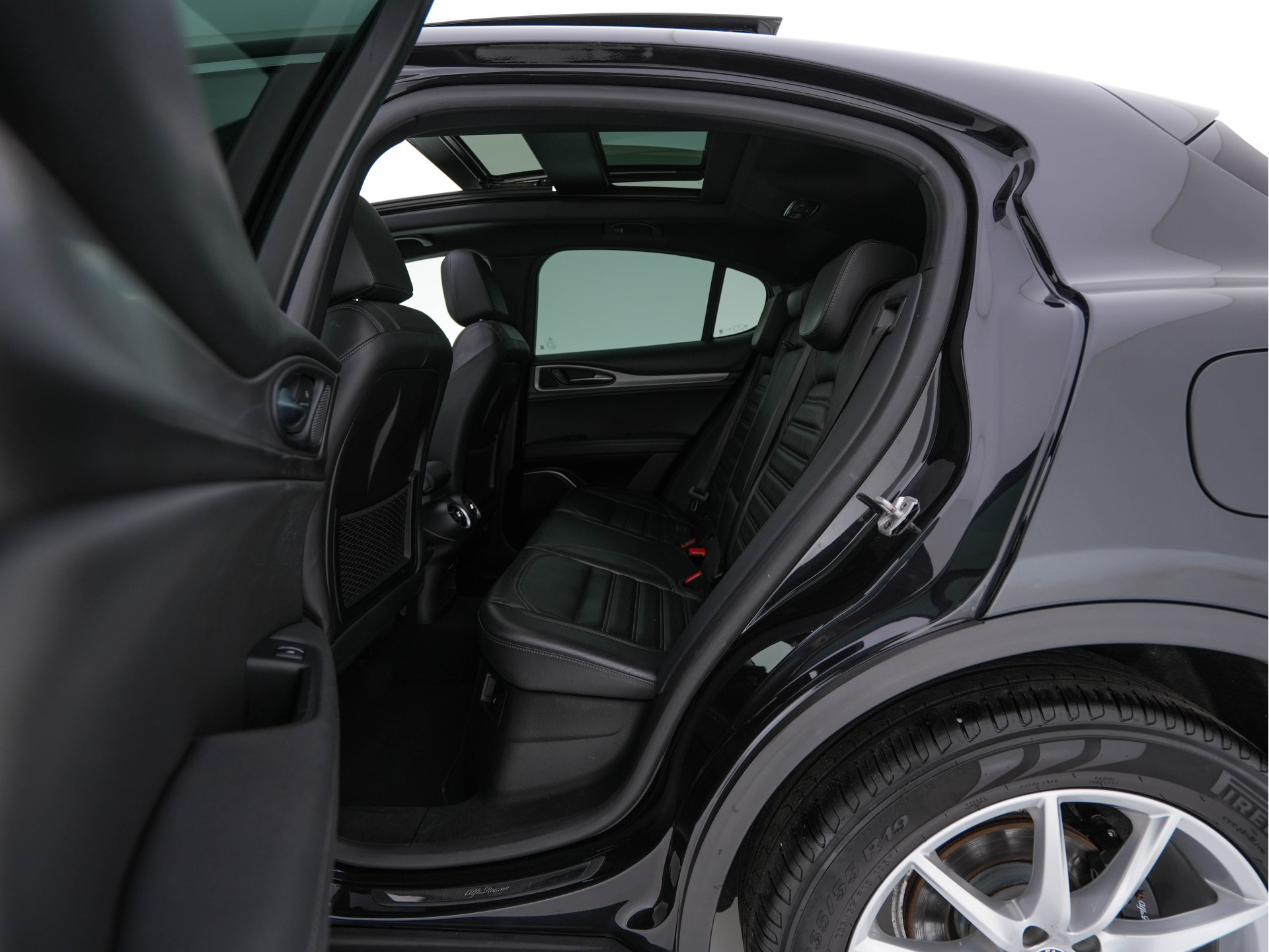 Alfa Romeo Stelvio 2.2d AWD Q4 Super Aut. *PANO | LEATHER | BI-XENON | MEMORY-PACK | HARMAN/KARDON | BLINDSPOT | CAMERA | DAB+ | NAVI-FULLMAP | HEATED-SPORTSEATS | ECC | ADAPTIVE-CRUISE | PDC | PRIVACYGLASS | TOWBAR | 19"ALU*