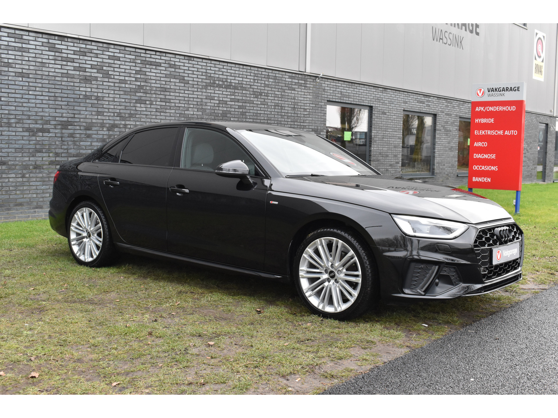 Audi A4 Limousine 35 TFSI S-line 2.0 Mild Hybrid S-line black-line Automaat Leder interieur