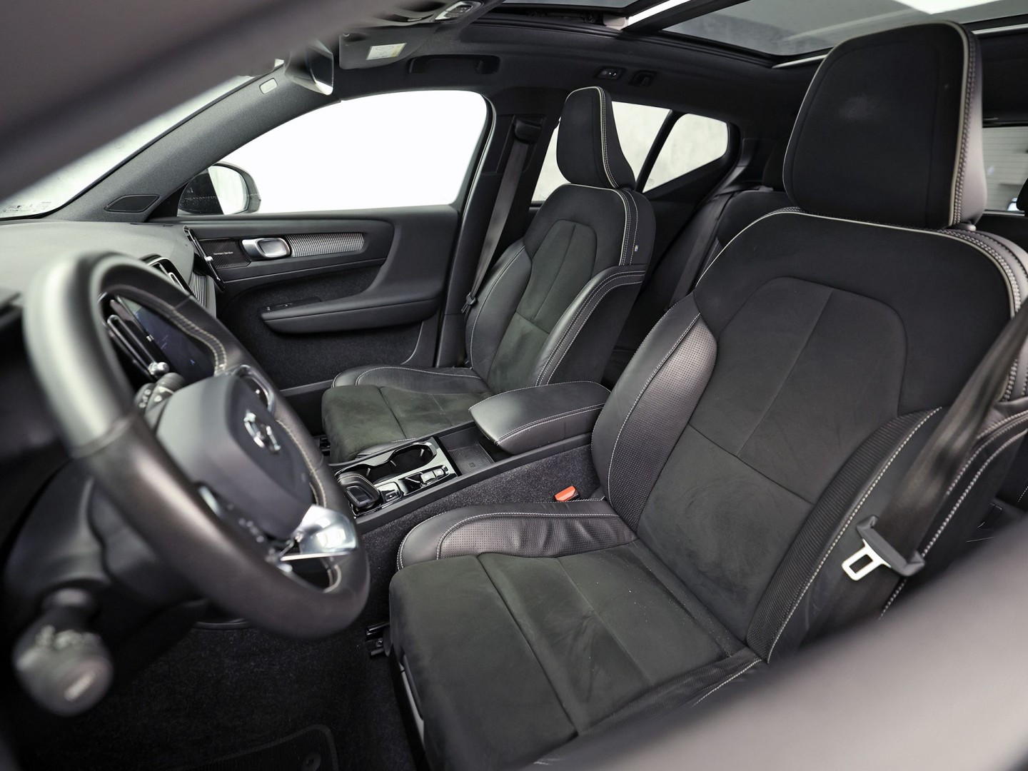 Volvo XC40 1.5 T5 Twin Engine R-Design 252Pk Automaat (PANORAMADAK, GROOT NAVI, CAMERA, HARMAN/KARDON, SPORTSTOELEN, LEDER/ALCANTARA, ELEK ACHTERKLEP, NIEUWE APK,  NIEUWSTAAT)
