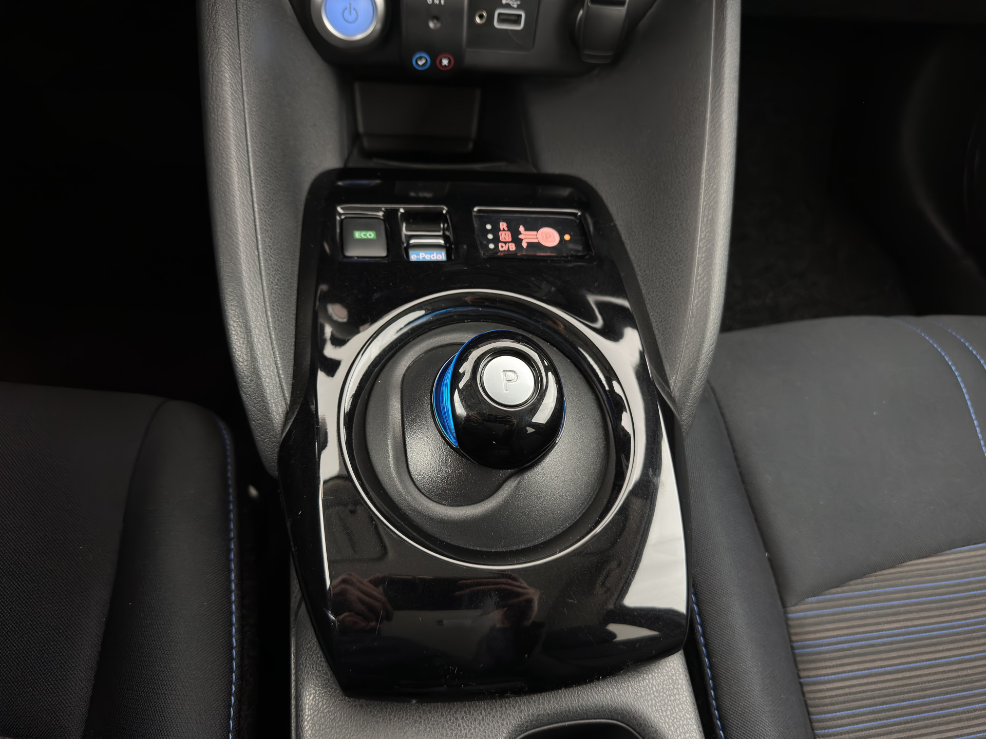 Nissan LEAF Acenta 40 kWh {SOH-90%} Aut. *ADAPTIVE-CRUISE | KEYLESS | NAVI-FULLMAP | BLIND-SPOT | DAB+ | COMFORTSEATS | DIGI-COCKPIT | PRIVACY-GLASS | CAMERA |  17"ALU*