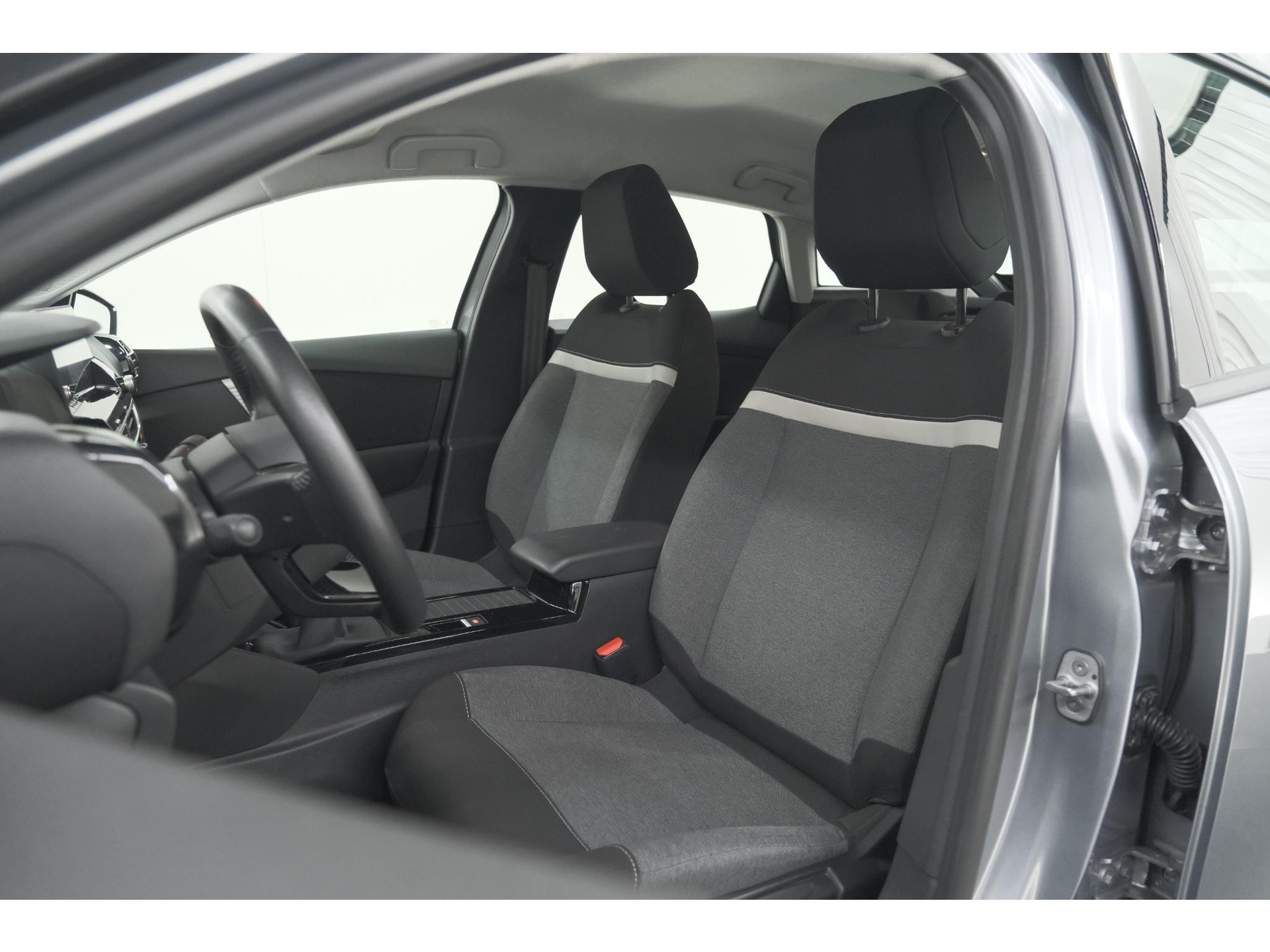 Citroen C4 Puretech 130 Feel | Trekhaak | Camera | Allseason Banden | Climate Control | Parkeersensoren