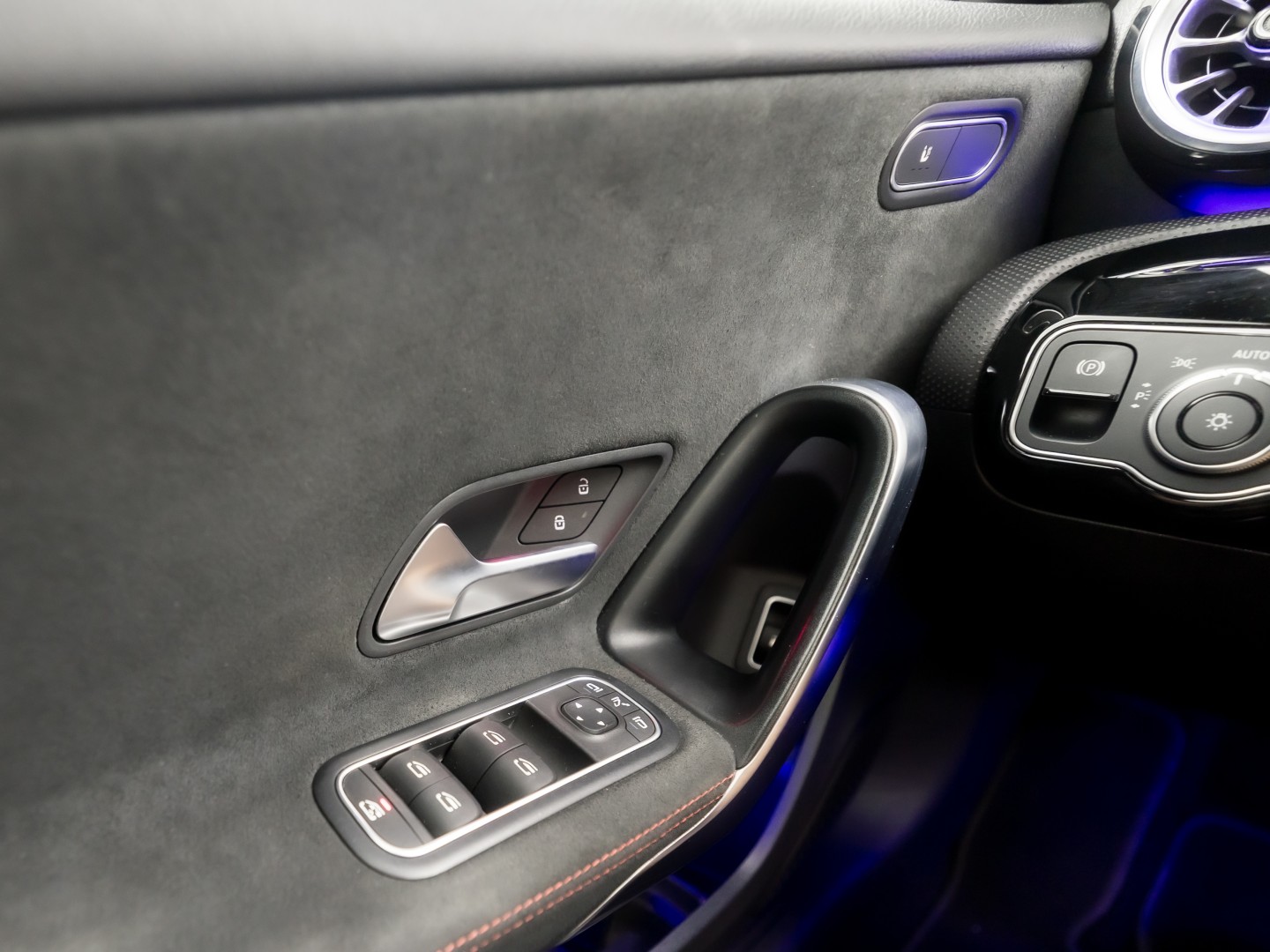 Mercedes-Benz A-Klasse 250 e AMG Sport 218Pk Automaat (PANORAMADAK, GROOT NAVI, SFEERVERLICHTING, CAMERA, GETINT GLAS, SPORTSTOELEN, LEDER/ALCANTARA, STOELVERWARMING, NIEUWSTAAT)
