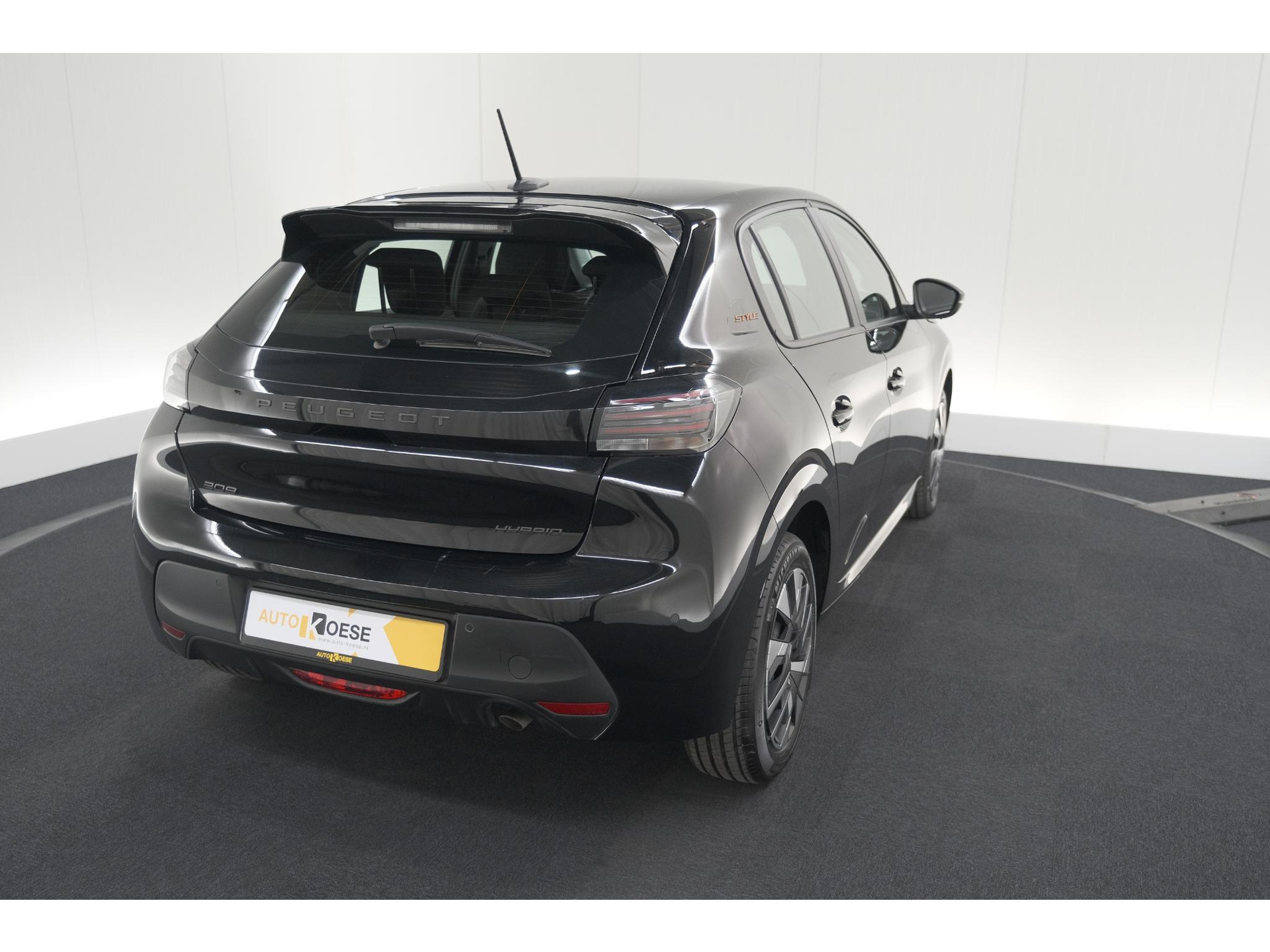 Peugeot 208 1.2 Hybrid 110 e-DCS6 Style | Parkeersensoren | Apple Carplay | Cruise Control | Airco