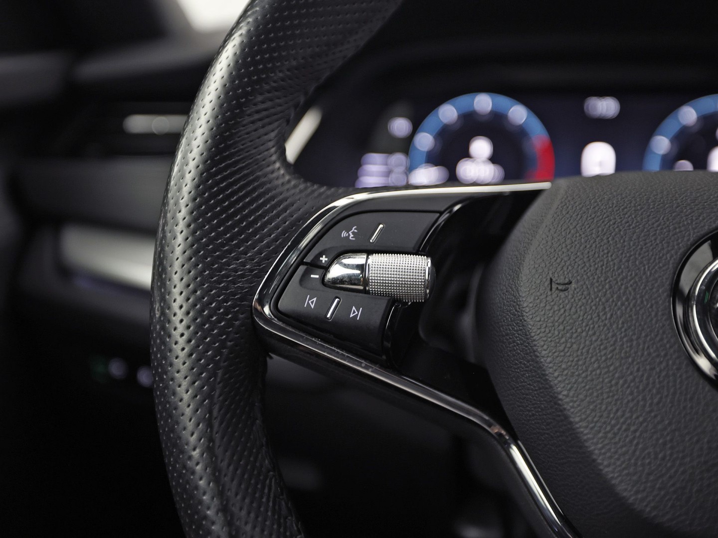 Škoda Octavia Combi 1.0 TSI Sport (KUIPSTOELEN, 1e EIGENAAR, APPLE CARPLAY, GROOT NAVI, GETINT GLAS, ZWART HEMEL, KEYLESS, NIEUWSTAAT)