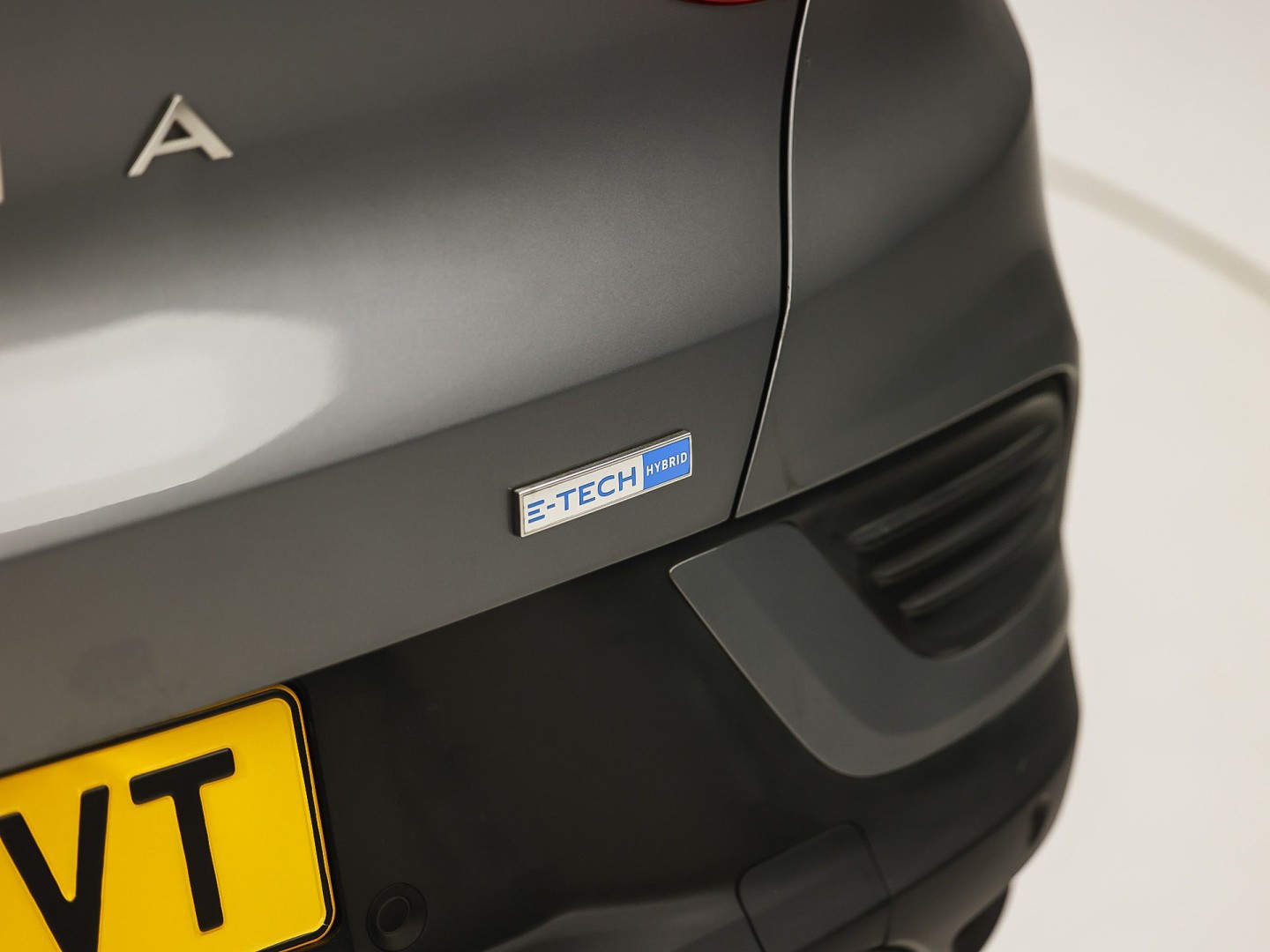 Renault Arkana 1.6 E-Tech Hybrid 145 R.S. Line 145Pk Automaat (VIRTUAL COCKPIT, APPLE CARPLAY, GROOT NAVI, STUUR/STOELVERWARMING, LEDER/ALCANTARA, CAMERA, ELEKTRISCHE SPORTSTOELEN, GETINT GLAS, ADAPTIVE CRUISE, KEYLESS, NIEUWSTAAT)