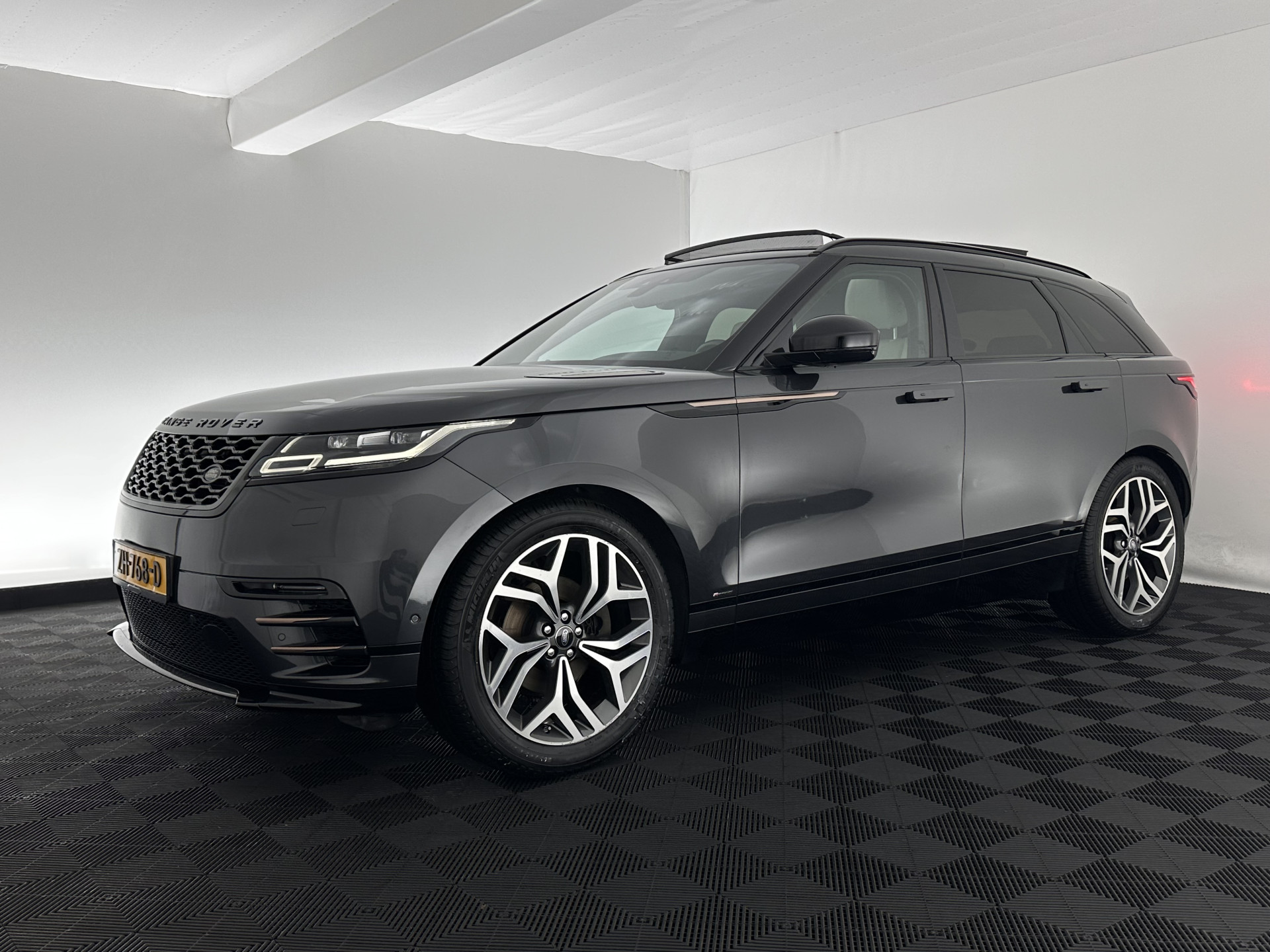 Land Rover Range Rover Velar 2.0 I4 AWD R-Dynamic HSE Aut. *PANO | LEATHER | FULL-LED | MEMORY-PACK | BLINDSPOT | MERIDIAN-SURROUND | DIGI-COCKPIT | CAMERA | KEYLESS | HEATED-COMFORTSEATS | PRIVACYGLASS | SHIFTPADDLES | HEAD-UP | 21"ALU*