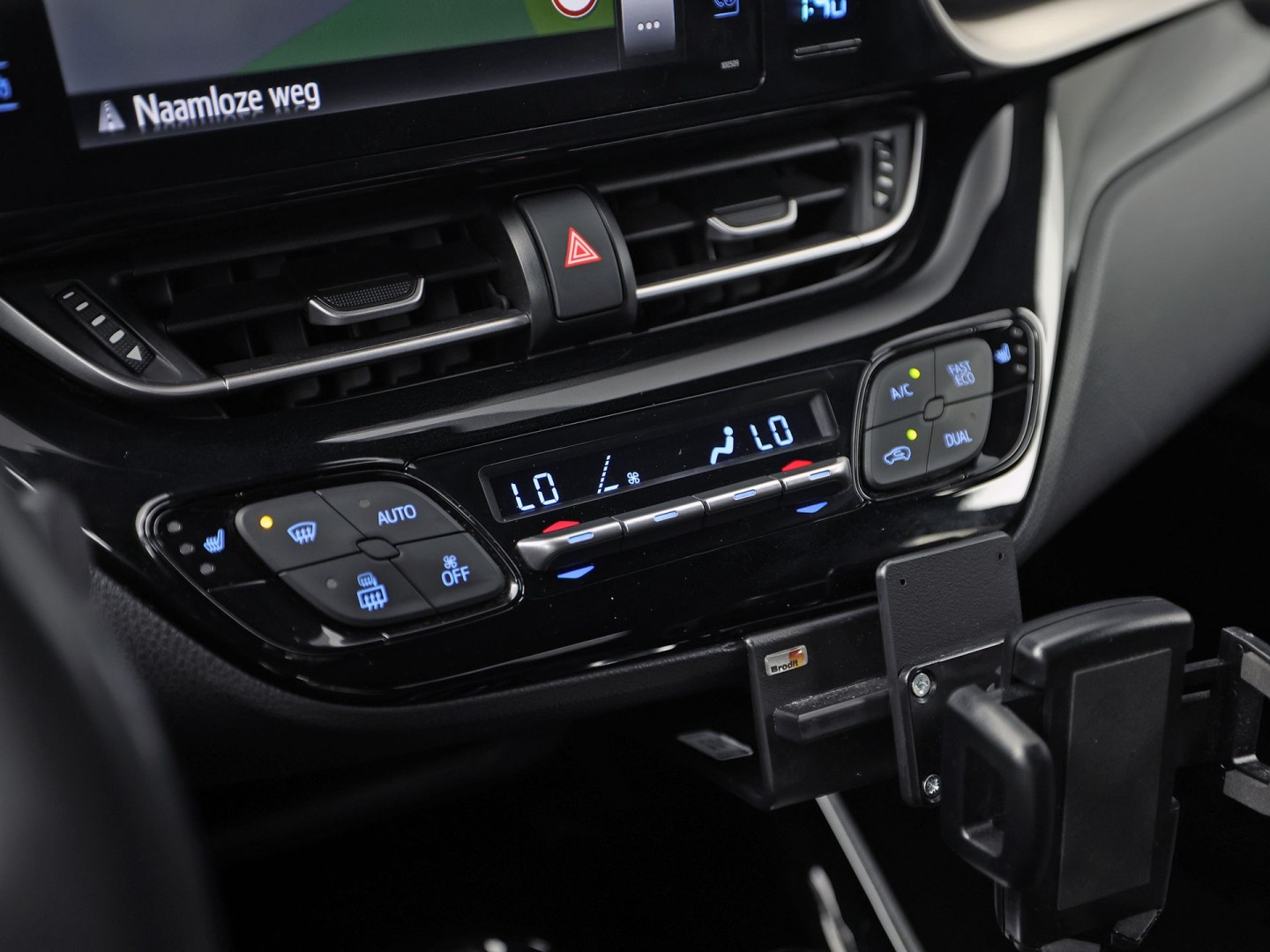 Toyota C-HR 1.8 Hybrid Sport Automaat (NAVIGATIE, CAMERA, STUUR/STOELVERWARMING, GETINT GLAS, SPORTSTOELEN, ADAPTIVE CRUISE, KEYLESS, NIEUWSTAAT)