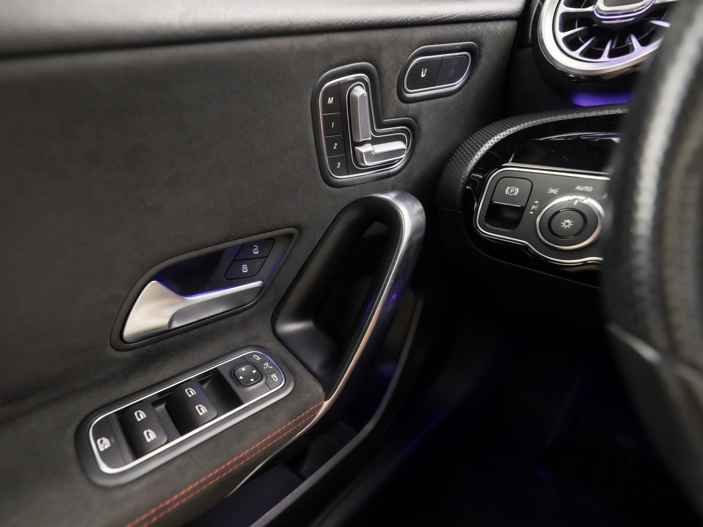 Mercedes-Benz A-Klasse 250 AMG Sport 224Pk Automaat (PANORAMADAK, MEMORY SEATS, 360 CAMERA, BURMESTER, GROOT NAVI, SFEERVERLICHTING, WIDESCREEN, ADAPTIVE CRUISE, NIEUWSTAAT)