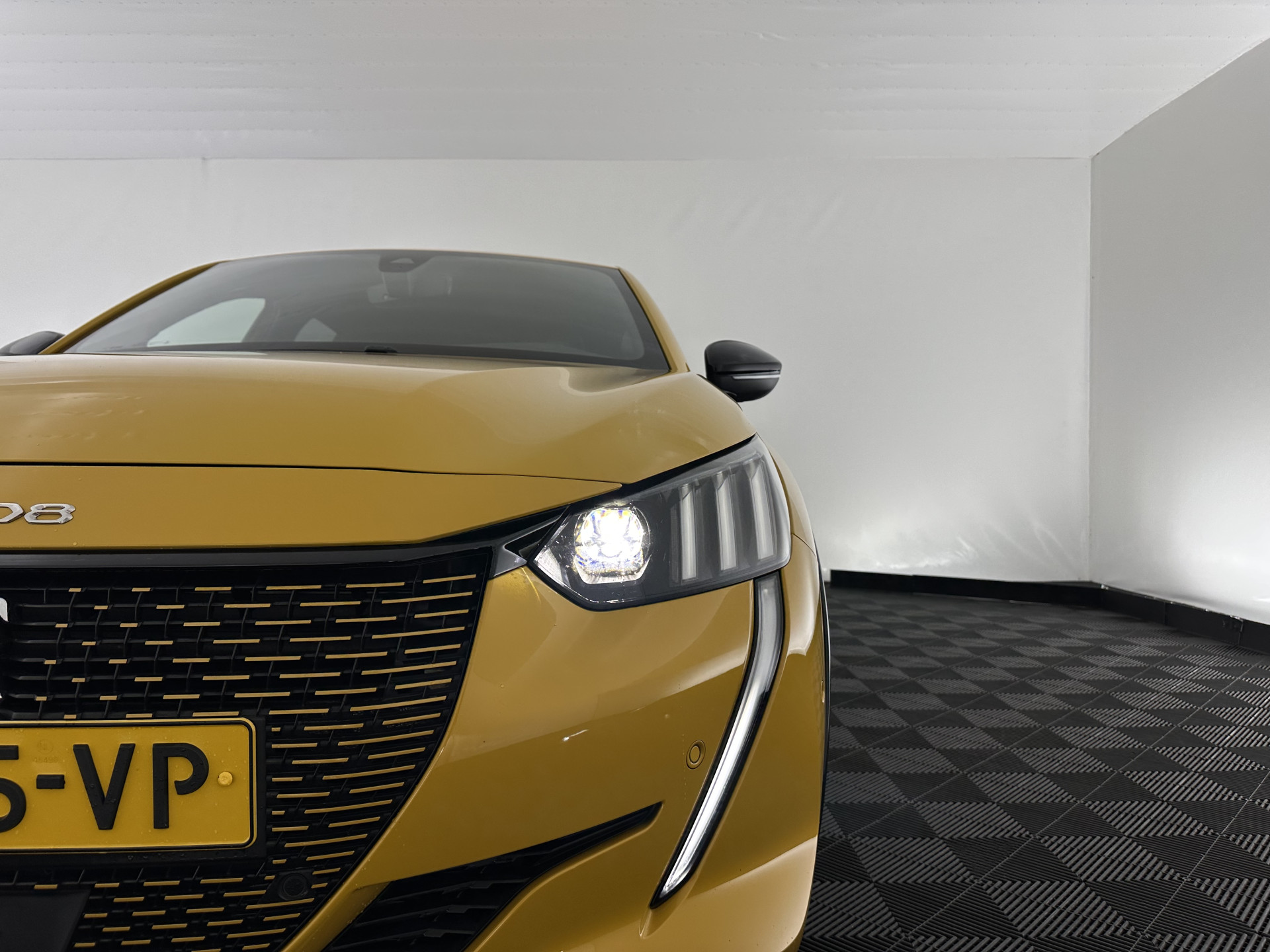 Peugeot e-208 EV GT 350 50 kWh [ 3-Fase ] {SOH-88%} (INCL-BTW) *HEATPUMP | LEATHER-ALCANTARA | FULL-LED | DIGI-COCKPIT | BLINDSPOT | CAMERA | AMBIENT-LIGHT | NAVI-FULLMAP | LANE-ASSIST | KEYLESS | DAB | PRIVACY-GLASS | HEATED-SPORTSEATS | ...