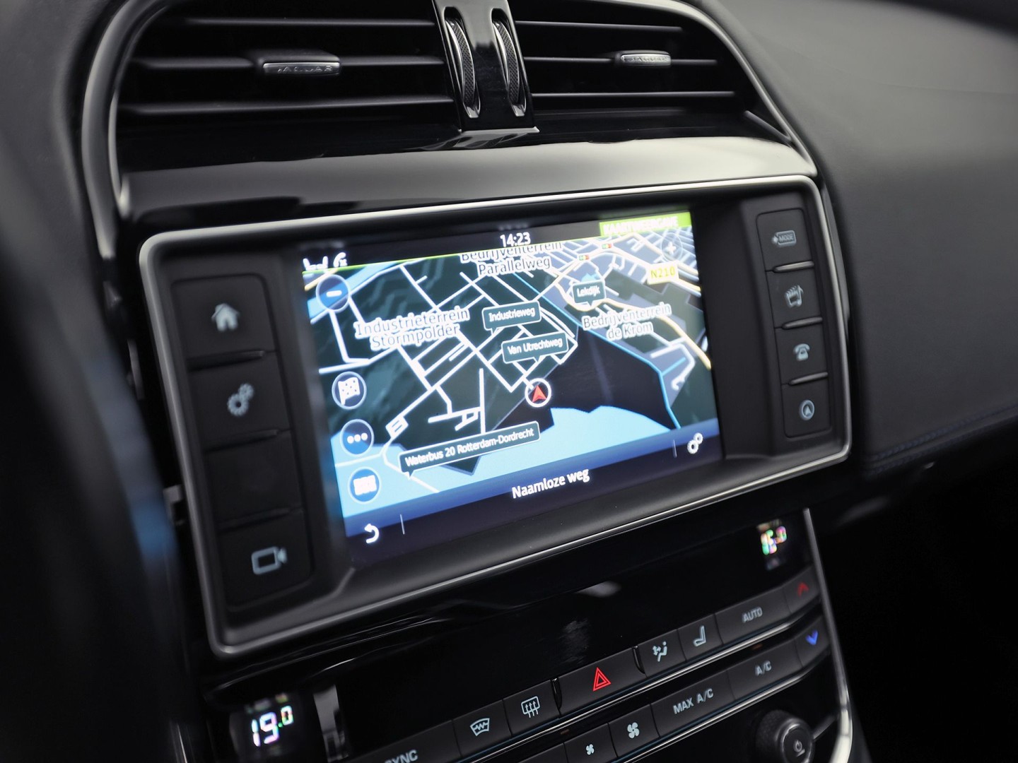 Jaguar XE 2.0 Portfolio 241Pk Automaat (NAVIGATIE, MERIDIAN AUDIO, LEDER, ELEK SPORTSTOELEN, LANE ASSIST, STUURWIEL VERWARMD, ZWART HEMEL, NIEUWSTAAT)