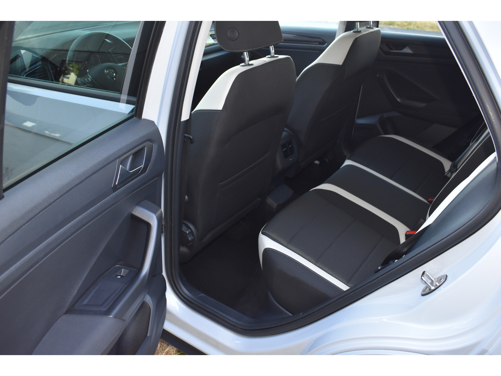 Volkswagen T-Roc 1.5 TSI Sport Business R Carplay Automaat R-line Zwart dak