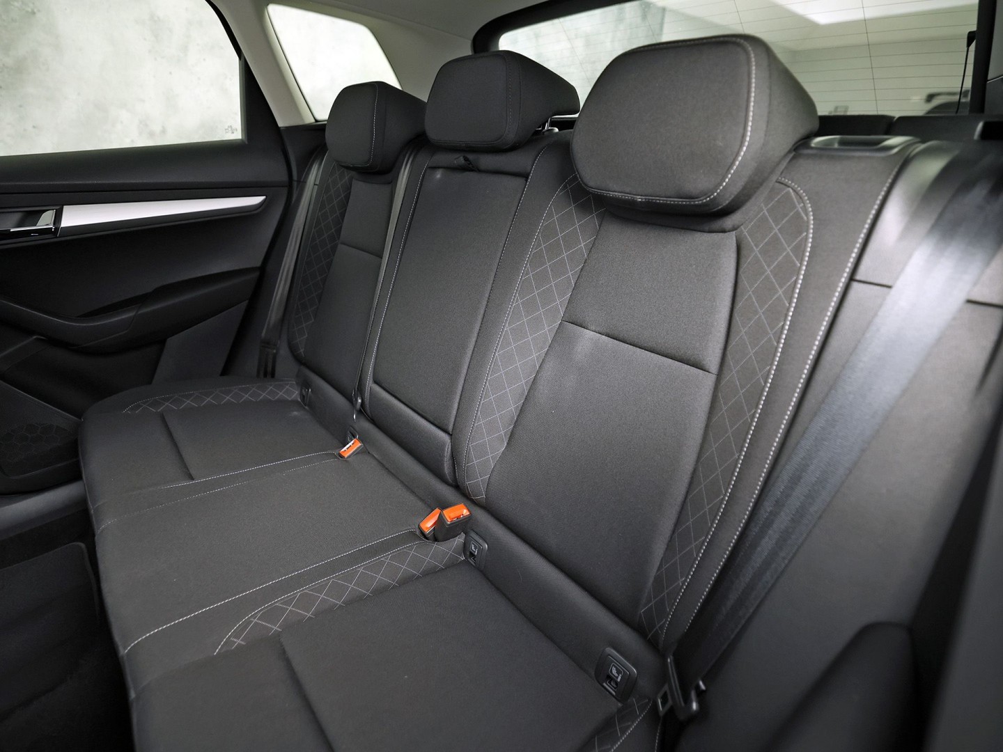 Škoda Karoq 1.5 TSI ACT Sport 150Pk (APPLE CARPLAY, CLIMATE, STOELVERWARMING, GETINT GLAS, SPORTSTOELEN, PARKEERSENSOREN, CRUISE, NIEUWSTAAT)