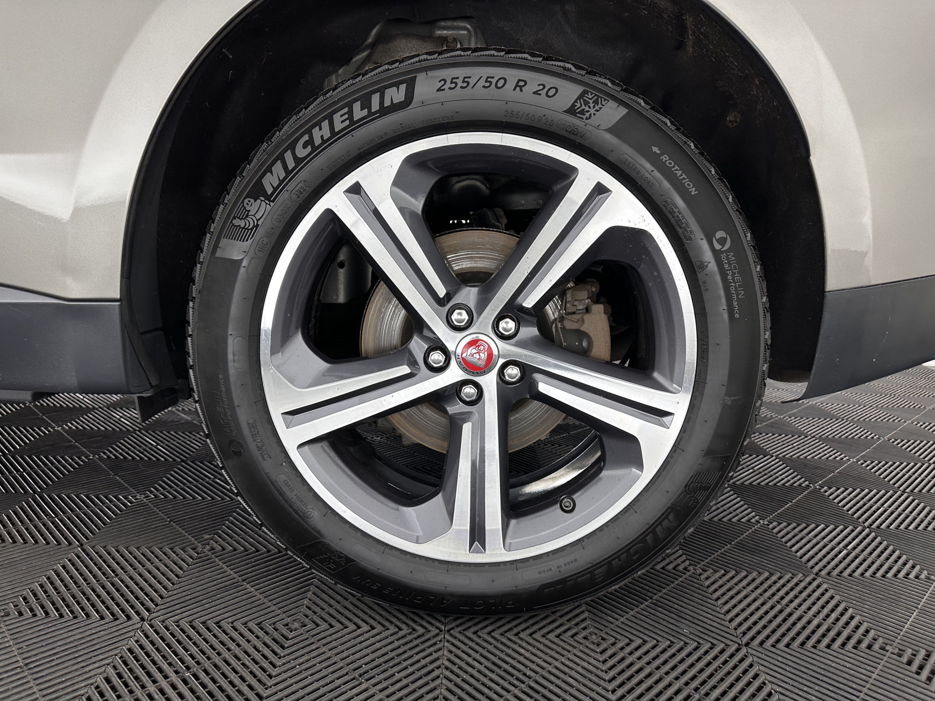 Jaguar F-PACE 3.0d First Edition AWD (INCL-BTW) Aut. *PANO | LEATHER | XENON | MEMORY-PACK | DIGI-COCKPIT | MERIDIAN-SOUND | NAVI-FULLMAP | CAMERA | HEATED-COMFORTSEATS | AMBIENTLIGHT | SHIFTPADDLES | ECC | PDC | CRUISE | TOWBAR