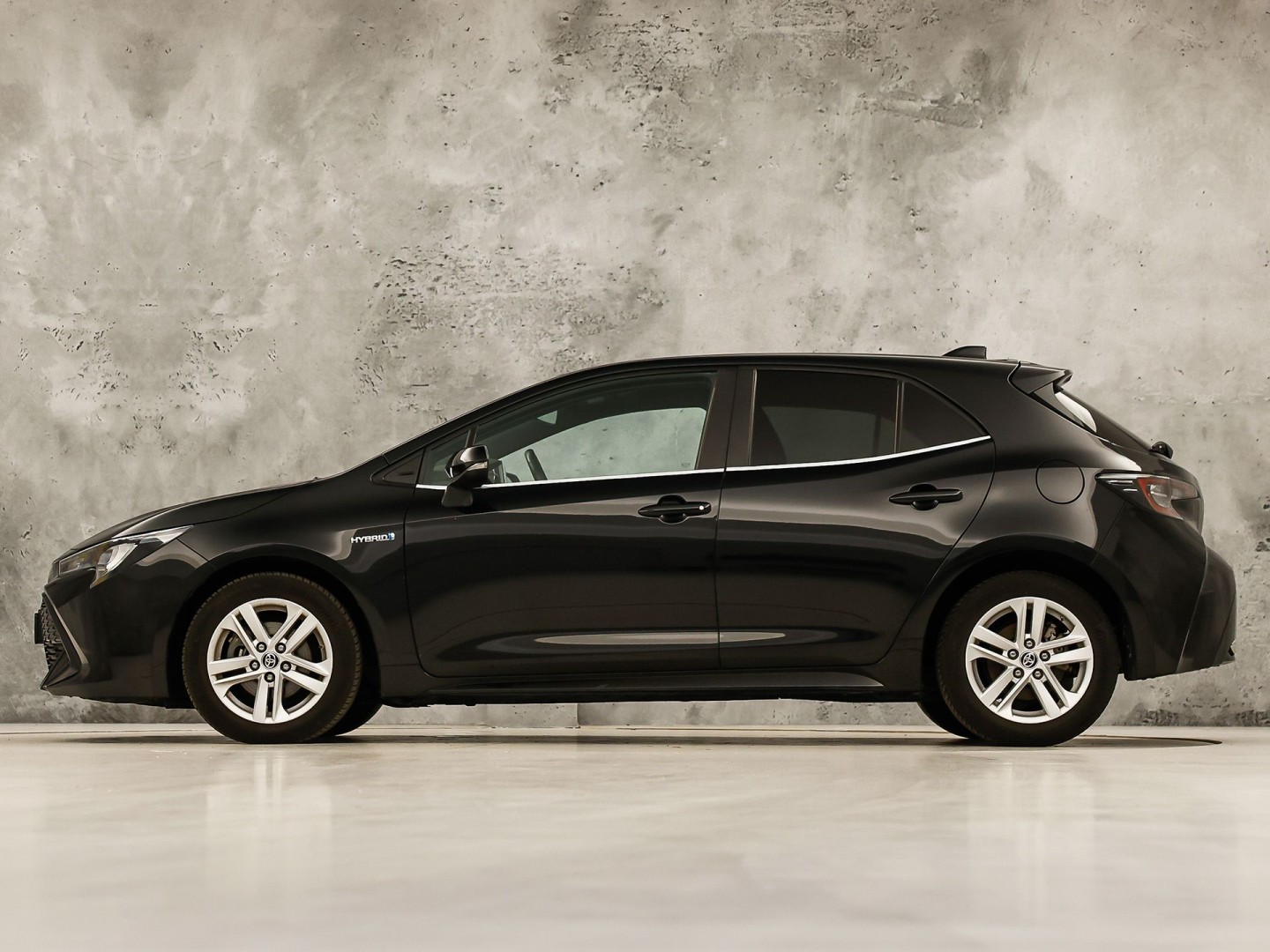Toyota Corolla 1.8 Hybrid Sport Automaat (VIRTUAL COCKPIT, APPLE CARPLAY, CAMERA, STUUR/STOELVERWARMING, SPORTSTOELEN, ADAPTIVE CRUISE, ZWART HEMEL, NIEUWE APK, NIEUWSTAAT)