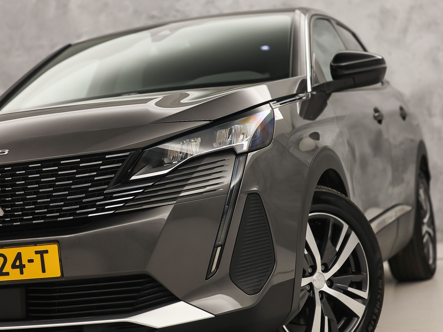 Peugeot 3008 1.6 HYbrid 225 Allure Sport 225Pk Automaat (APPLE CARPLAY, GROOT NAVI, 360 CAMERA, GETINT GLAS, SPORTSTOELEN, LEDER, ZWART HEMEL, LANE ASSIST, NIEUWSTAAT)